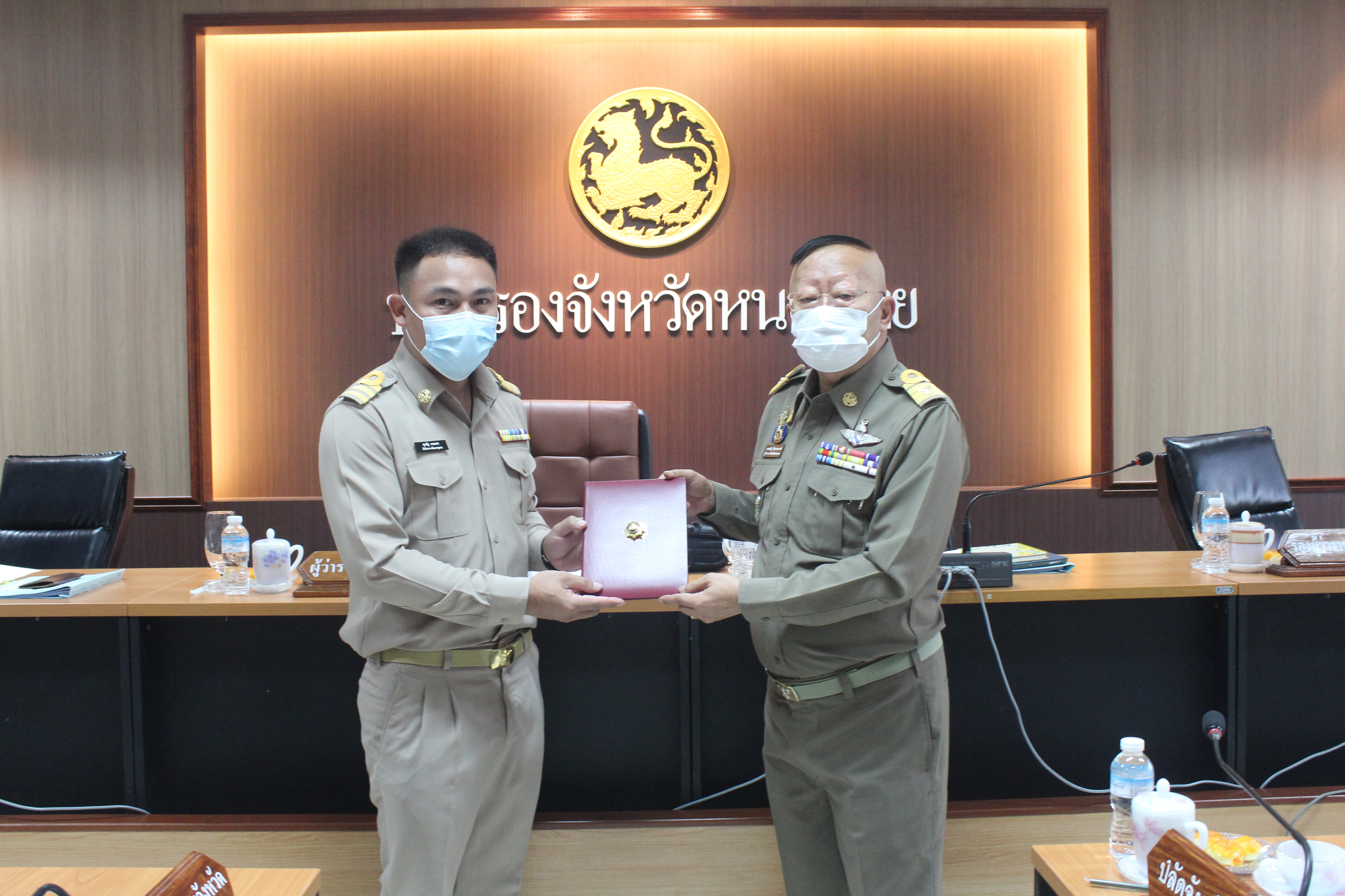 ผู้ว่าราชการจังหวัดหนองคายมอบวุฒิบัตรและเข็มวิทยฐานะแก่ผู้ผ่านการฝึกอบรมหลักสูตรพัฒนากรก่อนประจำการ รุ่นที่ 114 จำนวน 4 ราย