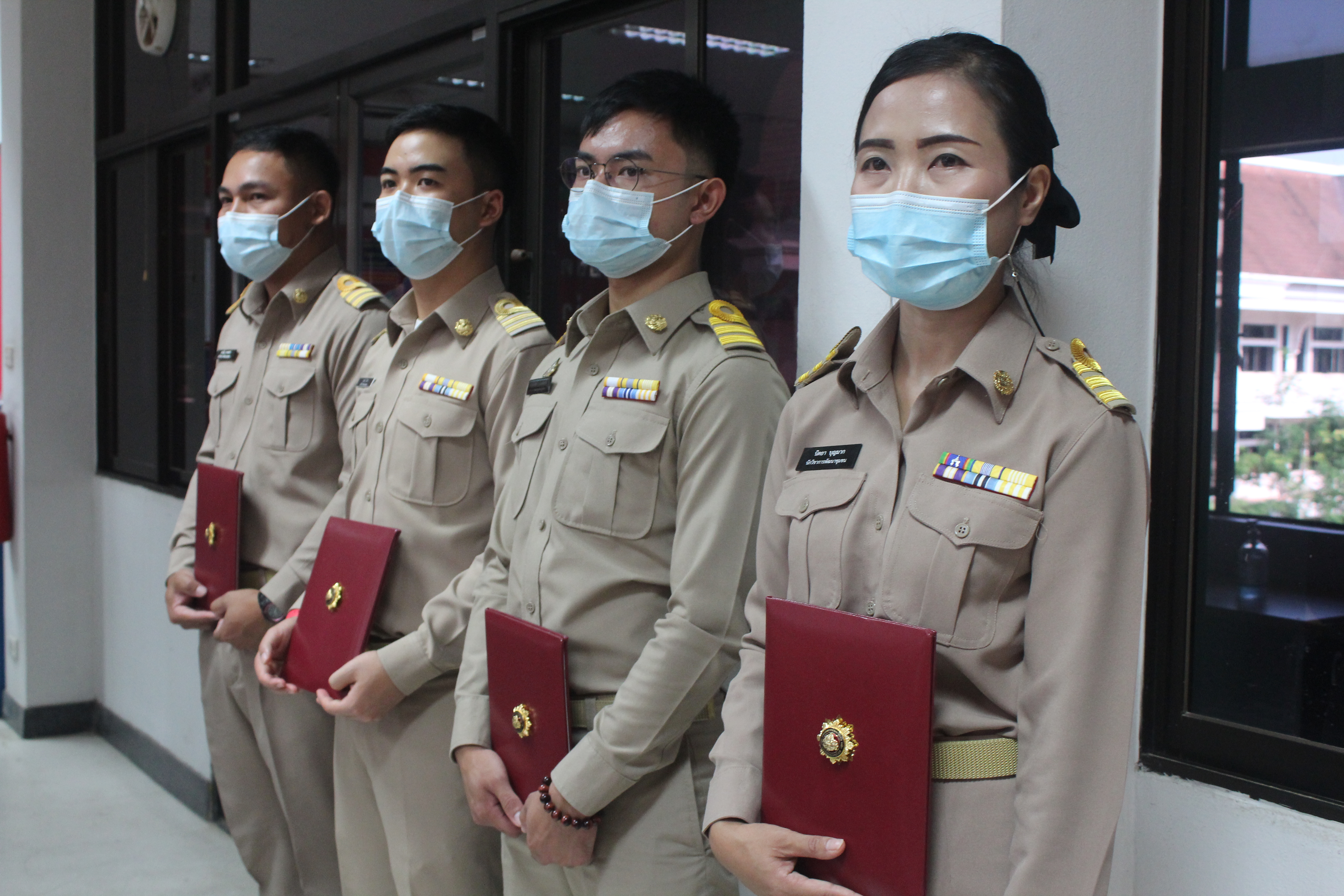 ผู้ว่าราชการจังหวัดหนองคายมอบวุฒิบัตรและเข็มวิทยฐานะแก่ผู้ผ่านการฝึกอบรมหลักสูตรพัฒนากรก่อนประจำการ รุ่นที่ 114 จำนวน 4 ราย