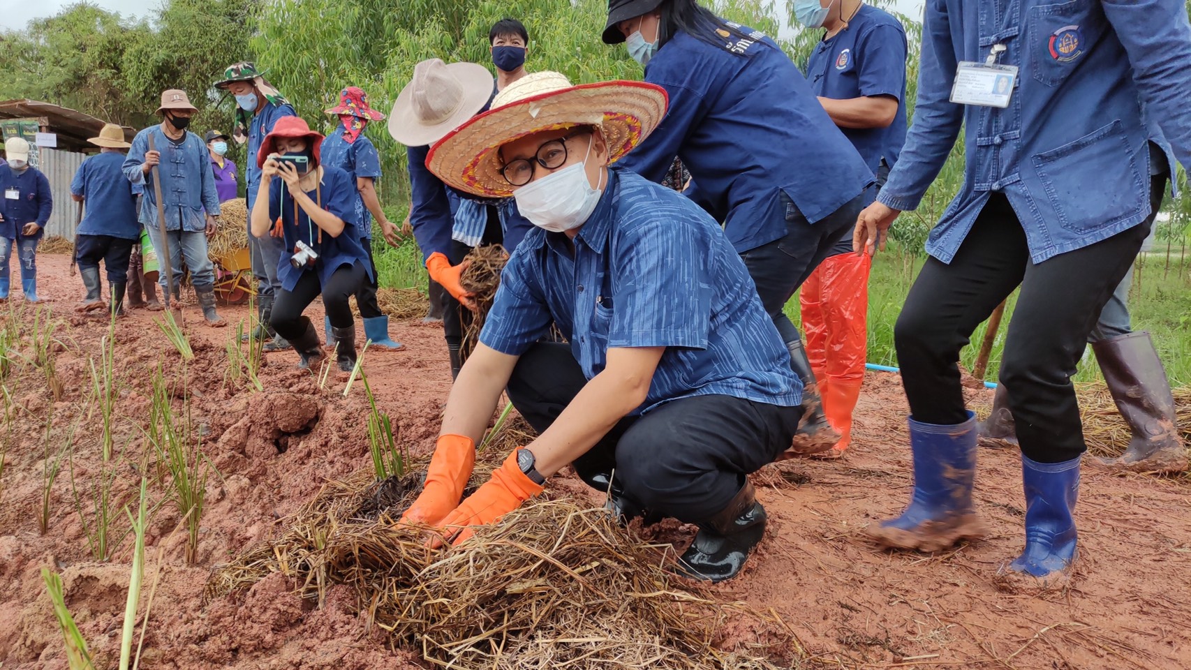 พช.หนองคาย ดำเนินกิจกรรมเอามื้อสามัคคี “โคก หนอง นา โมเดล”