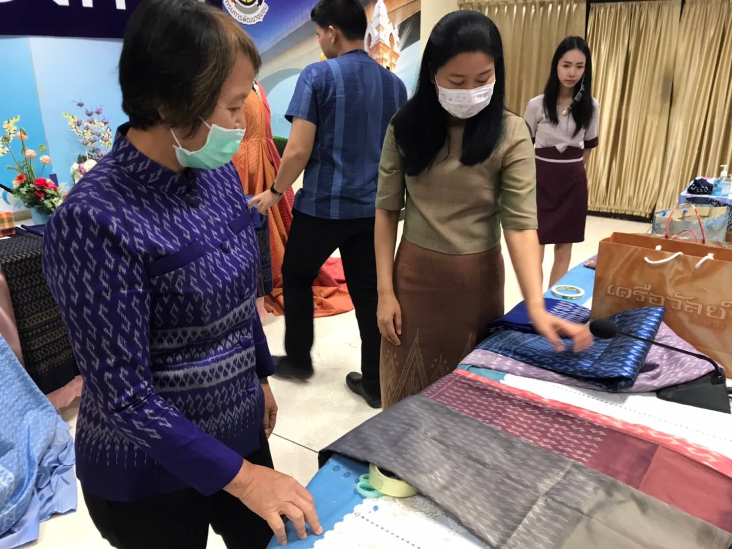 พช.หนองคาย เตรียมความพร้อมส่งผ้าเข้าร่วมกิจกรรมการประกวดลายผ้าพระราชทาน “ผ้าลายขอเจ้าฟ้าสิริวัณณวรีฯ” ระดับภาคตะวันออกเฉียงเหนือ ณ จังหวัดอุดรธานี