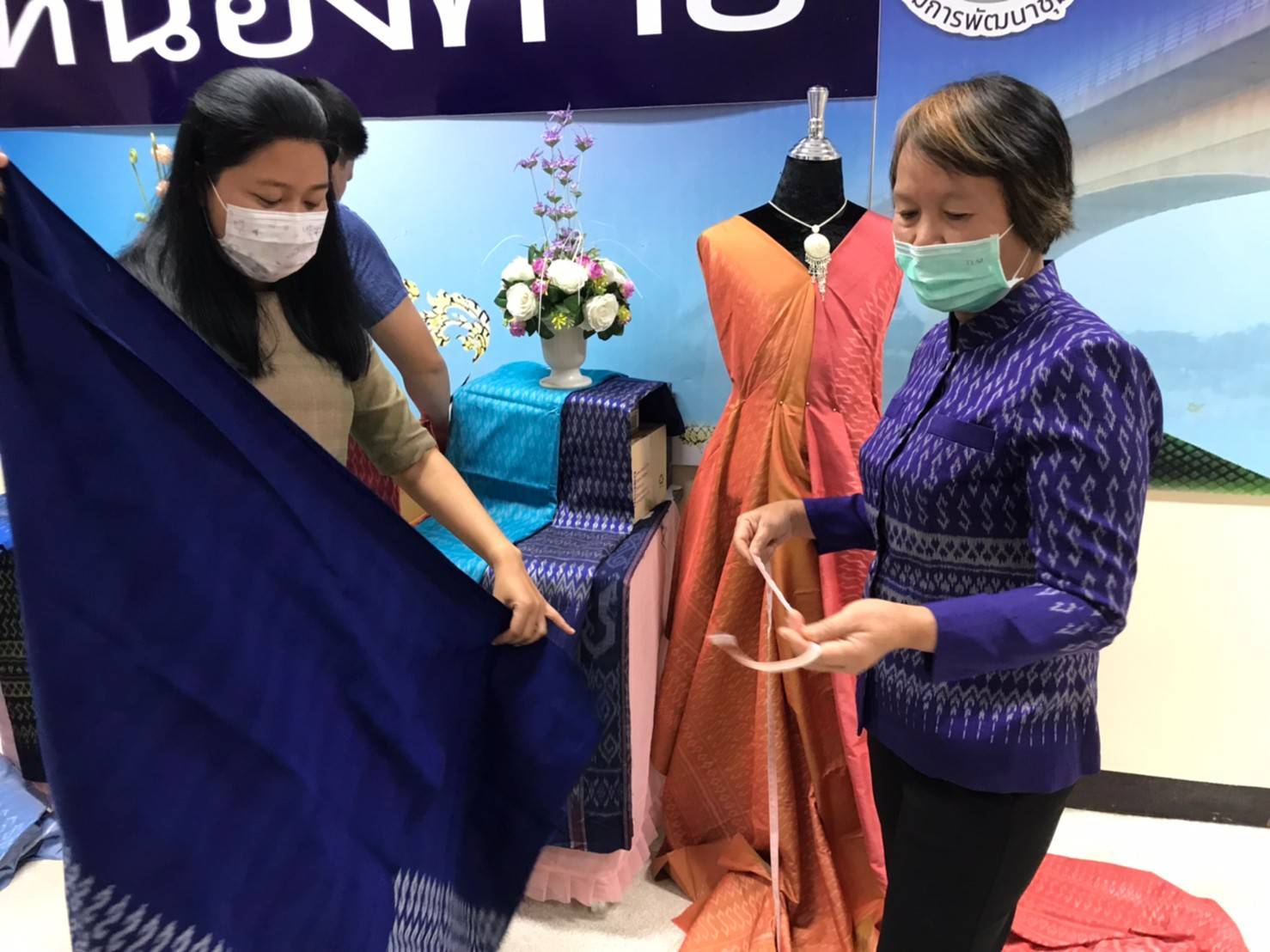 พช.หนองคาย เตรียมความพร้อมส่งผ้าเข้าร่วมกิจกรรมการประกวดลายผ้าพระราชทาน “ผ้าลายขอเจ้าฟ้าสิริวัณณวรีฯ” ระดับภาคตะวันออกเฉียงเหนือ ณ จังหวัดอุดรธานี