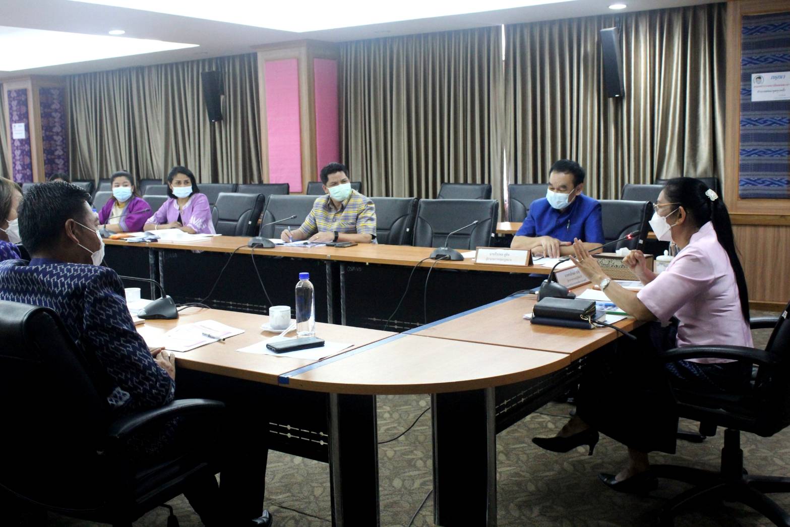พช.หนองคาย ร่วมกับผู้ตรวจราชการกรมปฏิบัติหน้าที่ผู้อำนวยการสำนักงานกองทุนพัฒนาบทบาทสตรีและคณะ ประชุมติดตามการขับเคลื่อนกองทุนพัฒนาบทบาทสตรีและการบริหารจัดการหนี้กองทุนพัฒนาบทบาทสตรี