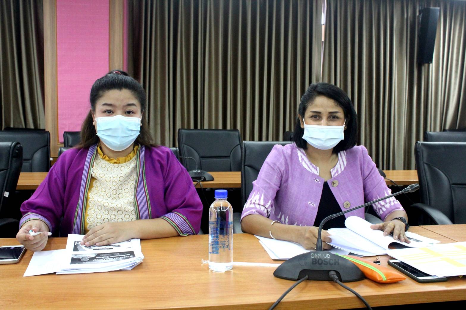 พช.หนองคาย ร่วมกับผู้ตรวจราชการกรมปฏิบัติหน้าที่ผู้อำนวยการสำนักงานกองทุนพัฒนาบทบาทสตรีและคณะ ประชุมติดตามการขับเคลื่อนกองทุนพัฒนาบทบาทสตรีและการบริหารจัดการหนี้กองทุนพัฒนาบทบาทสตรี