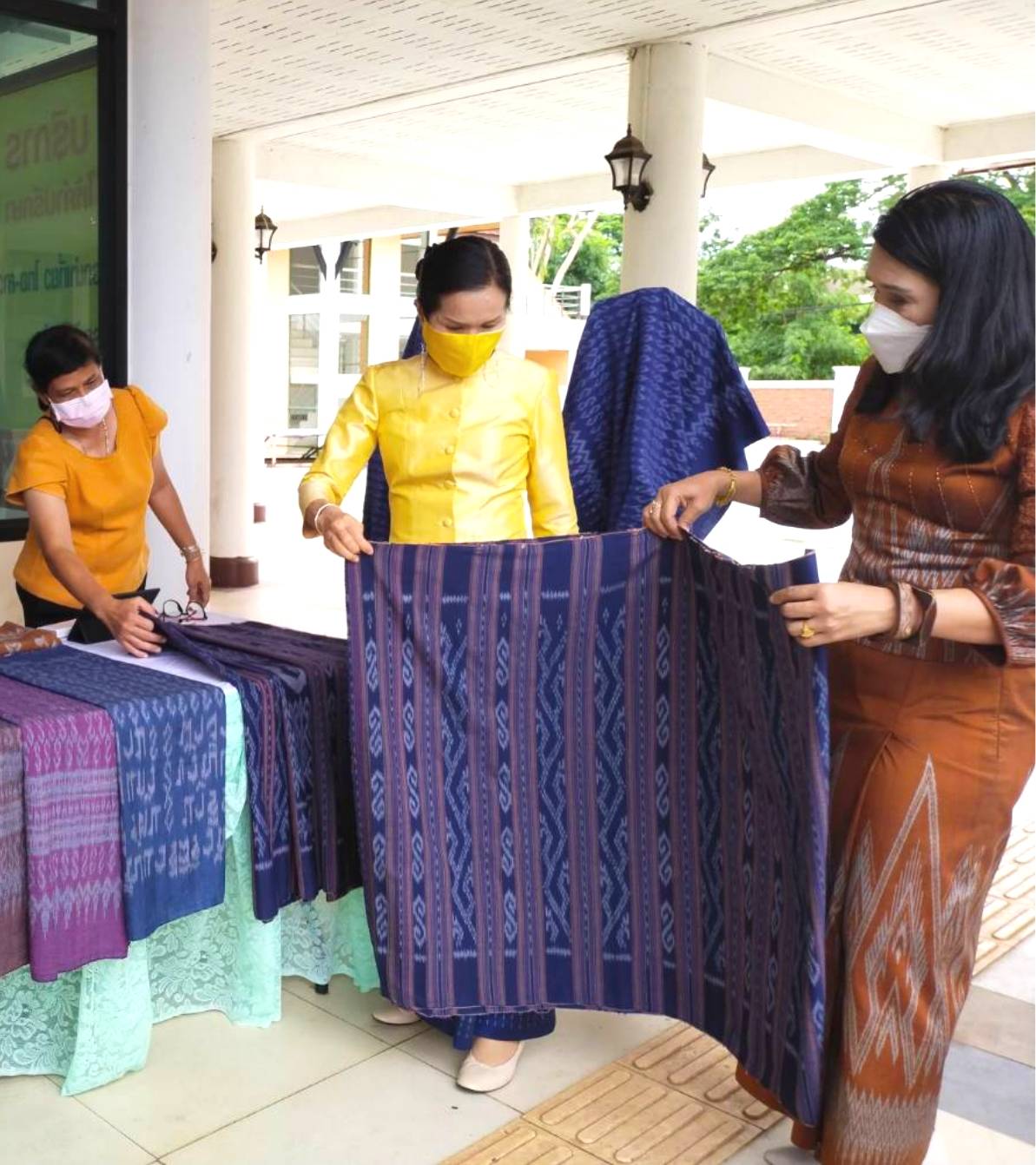 พช.หนองคายร่วมกับ คณะกรรมการพัฒนาสตรีจังหวัดหนองคาย ดำเนินโครงการสร้างภาพลักษณ์ สืบสานภูมิปัญญา “ผ้าไทย ใส่ให้สนุก” รุ่นที่ 2