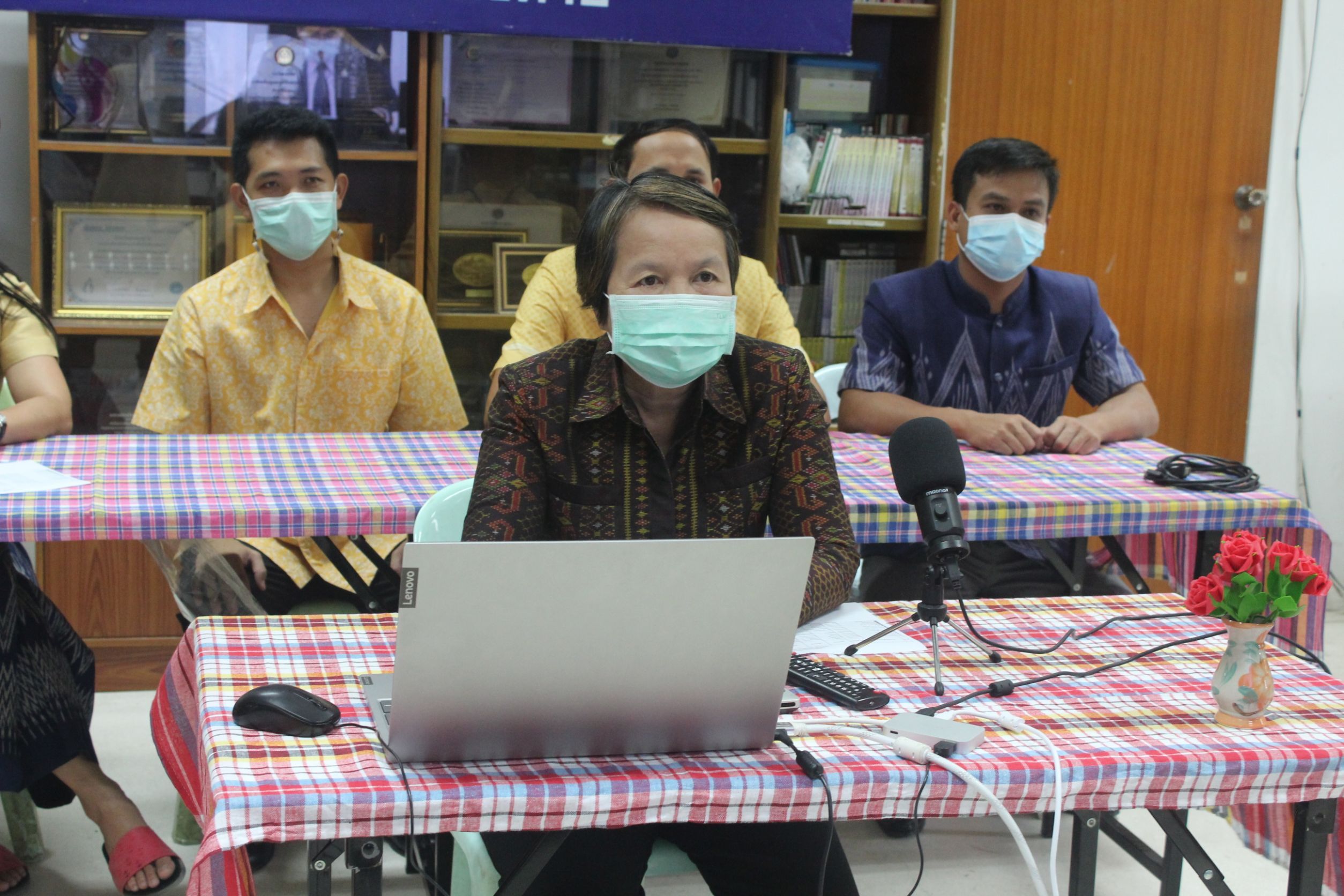 พช.หนองคาย ร่วมรับฟังการประชุมกิจกรรม KICK OFF โครงการพัฒาคุณภาพผลิตภัณฑ์ OTOP กลุ่มปรับตัวสู่การพัฒนา (Quadrant D) ให้มีคุณภาพมาตรฐาน กิจกรรมที่ 1 พัฒนายกระดับผลิตภัณฑ์ OTOP กลุ่มปรับตัวสู่การพัฒนา (Quadrant D) ประภทของใช้ ของตกแต่ง ของที่ระลึก ผ่านระบบประชุมออนไลน์ ระบบ ZOOM