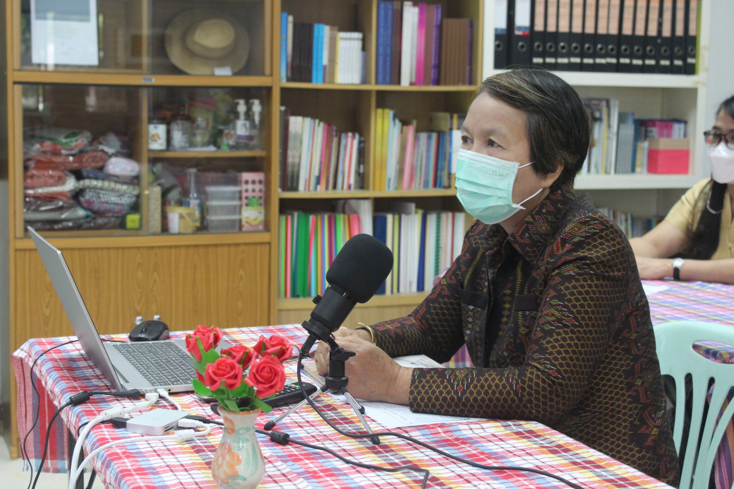 พช.หนองคาย ร่วมรับฟังการประชุมกิจกรรม KICK OFF โครงการพัฒาคุณภาพผลิตภัณฑ์ OTOP กลุ่มปรับตัวสู่การพัฒนา (Quadrant D) ให้มีคุณภาพมาตรฐาน กิจกรรมที่ 1 พัฒนายกระดับผลิตภัณฑ์ OTOP กลุ่มปรับตัวสู่การพัฒนา (Quadrant D) ประภทของใช้ ของตกแต่ง ของที่ระลึก ผ่านระบบประชุมออนไลน์ ระบบ ZOOM