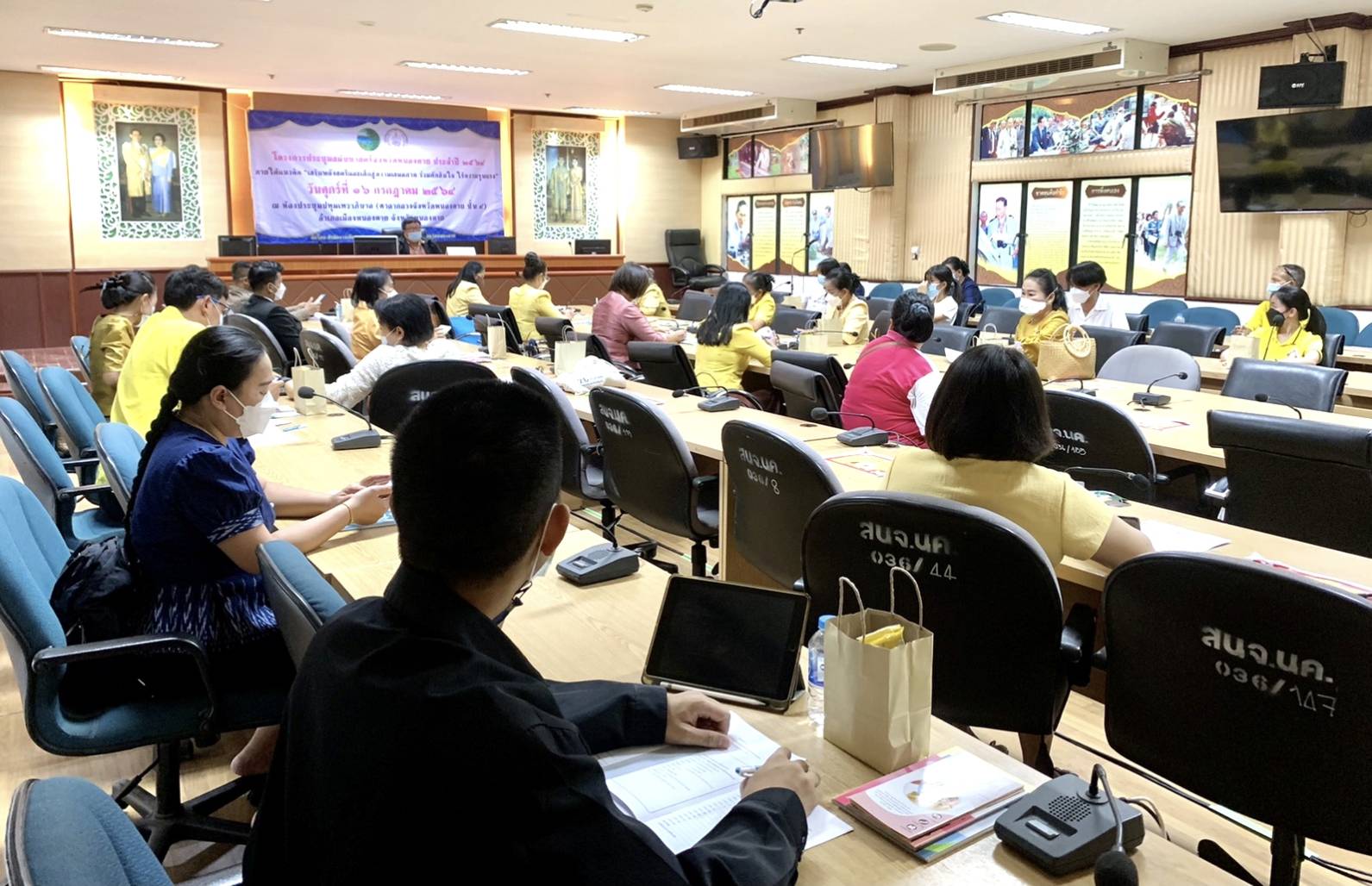 พช.หนองคาย ร่วมรับฟังความคิดเห็น ข้อเสนอแนะ และแนวทางในการดำเนินงานด้านสตรีระดับจังหวัด ในการประชุมโครงการประชุมเชิงปฏิบัติการสมัชชาสตรีจังหวัดหนองคาย ประจำปี 2564 ภายใต้แนวคิด “เสริมพลังสตรีและเด็กหญิงสู่ความเสมอภาค ร่วมตัดสินใจ ไร้ความรุนแรง”