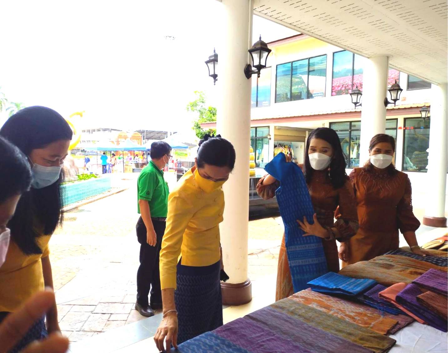 พช.หนองคายร่วมกับ คณะกรรมการพัฒนาสตรีจังหวัดหนองคาย ดำเนินโครงการสร้างภาพลักษณ์ สืบสานภูมิปัญญา “ผ้าไทย ใส่ให้สนุก” รุ่นที่ 2