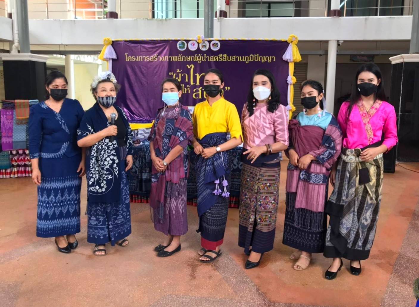 พช.หนองคายร่วมกับ คณะกรรมการพัฒนาสตรีจังหวัดหนองคาย ดำเนินโครงการสร้างภาพลักษณ์ สืบสานภูมิปัญญา “ผ้าไทย ใส่ให้สนุก” รุ่นที่ 3