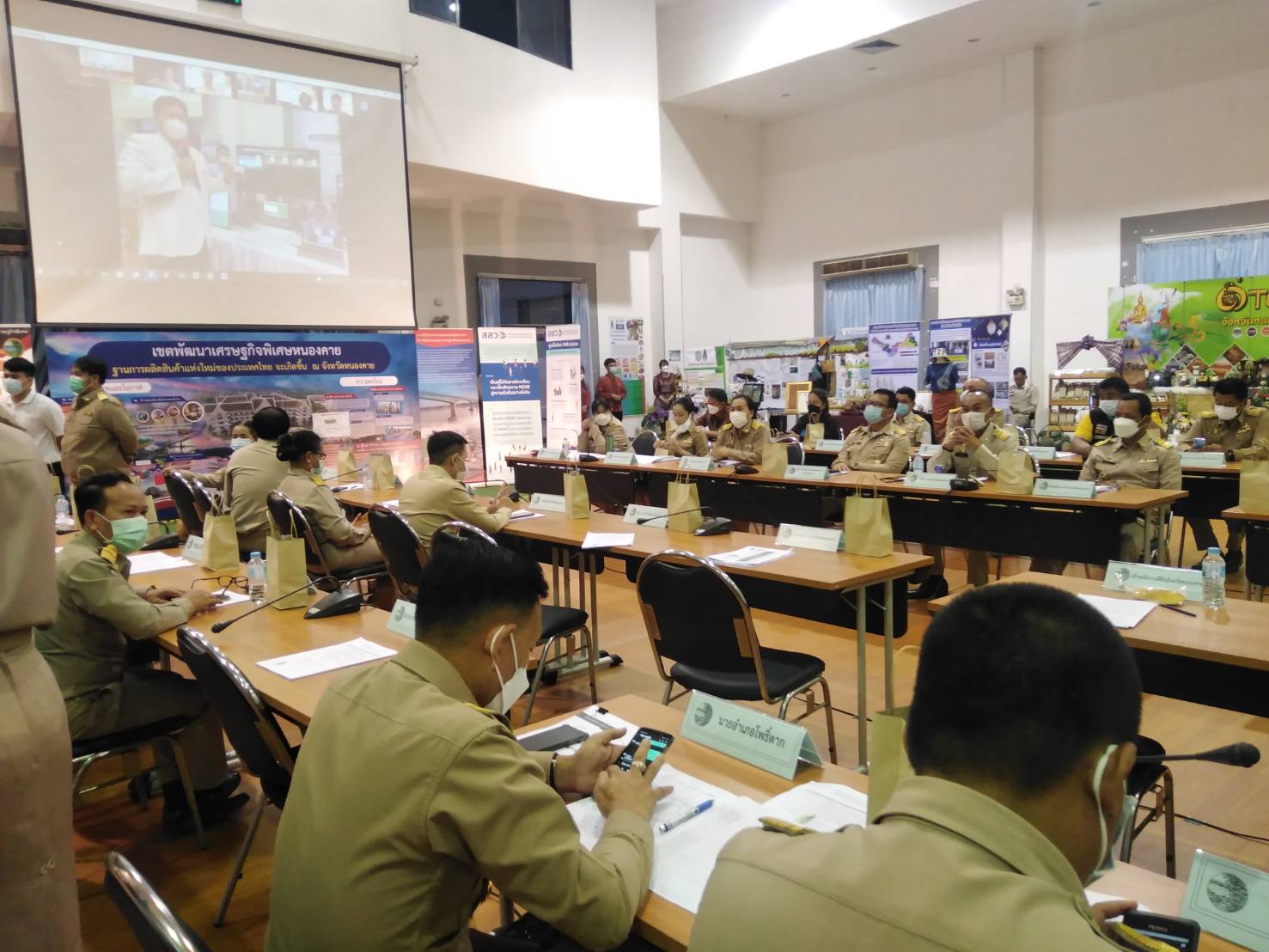 จังหวัดหนองคาย จัดกิจกรรมรับการประเมินรางวัลเลิศรัฐ หมวด 3 และหมวด 6 ประจำปี 2564 ผ่านระบบห้องประชุมทางไกล (ระบบ Zoom)