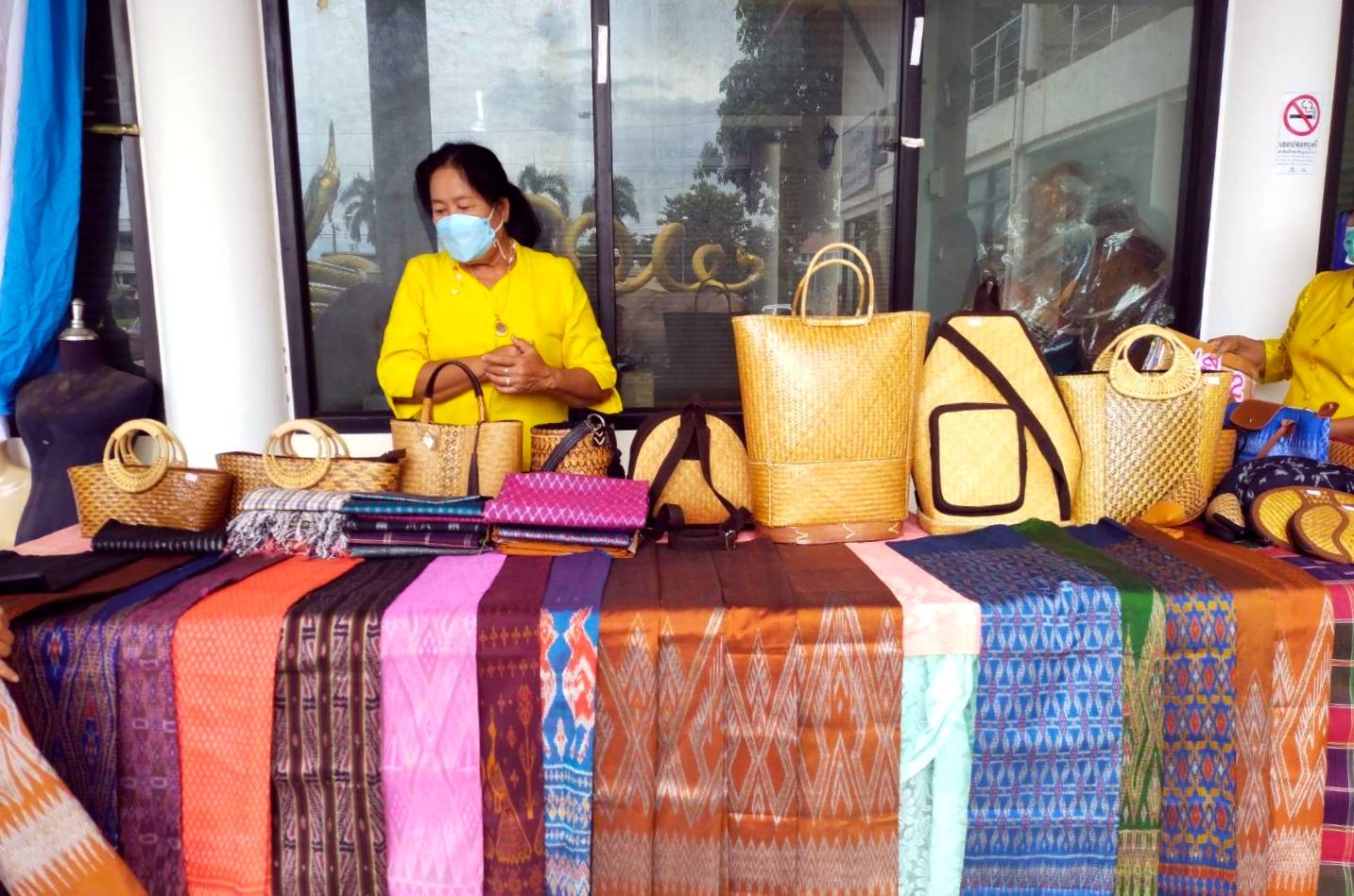 พช.หนองคายร่วมกับ คณะกรรมการพัฒนาสตรีจังหวัดหนองคาย ดำเนินโครงการสร้างภาพลักษณ์ สืบสานภูมิปัญญา “ผ้าไทย ใส่ให้สนุก” รุ่นที่ 2