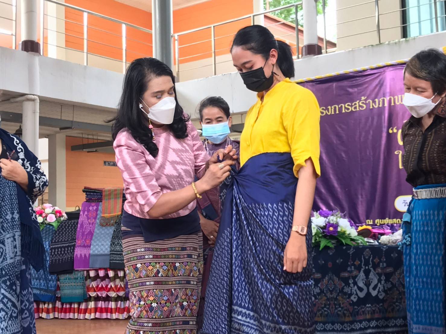 พช.หนองคายร่วมกับ คณะกรรมการพัฒนาสตรีจังหวัดหนองคาย ดำเนินโครงการสร้างภาพลักษณ์ สืบสานภูมิปัญญา “ผ้าไทย ใส่ให้สนุก” รุ่นที่ 3