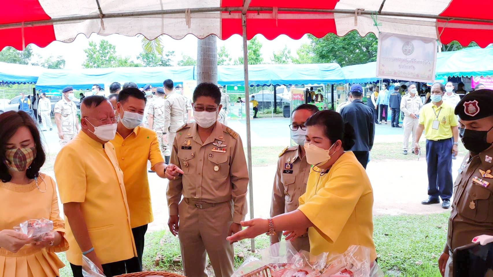 จังหวัดหนองคาย จัดกิจกรรมโครงการจังหวัดเคลื่อนที่ “หน่วยบำบัดทุกข์ บำรุงสุข สร้างรอยยิ้มให้ประชาชน” นำส่วนราชการออกให้บริการประชาชนในพื้นที่ โรงเรียนโคกคอนวิทยาคม อ.ท่าบ่อ จ.หนองคาย