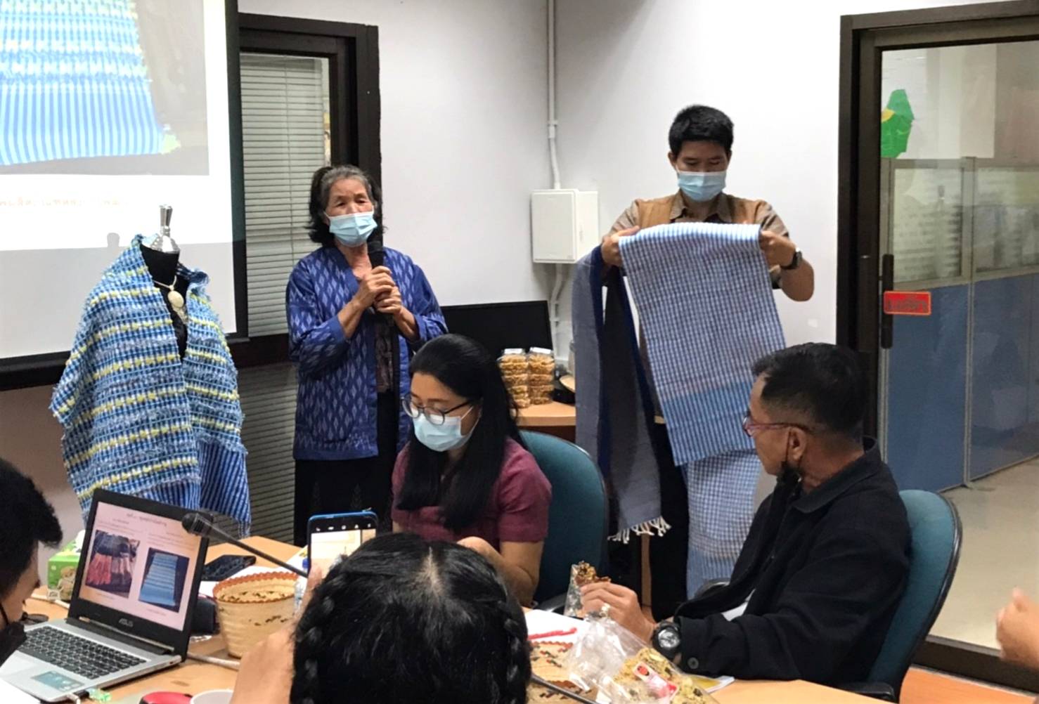 พช.หนองคาย ดำเนินโครงการพัฒนาผลิตภัณฑ์ OTOP โดยเครือข่ายองค์ความรู้ KBO จังหวัด กิจกรรมที่ 2 ออกแบบ พัฒนาผลิตภัณฑ์และบรรจุภัณฑ์