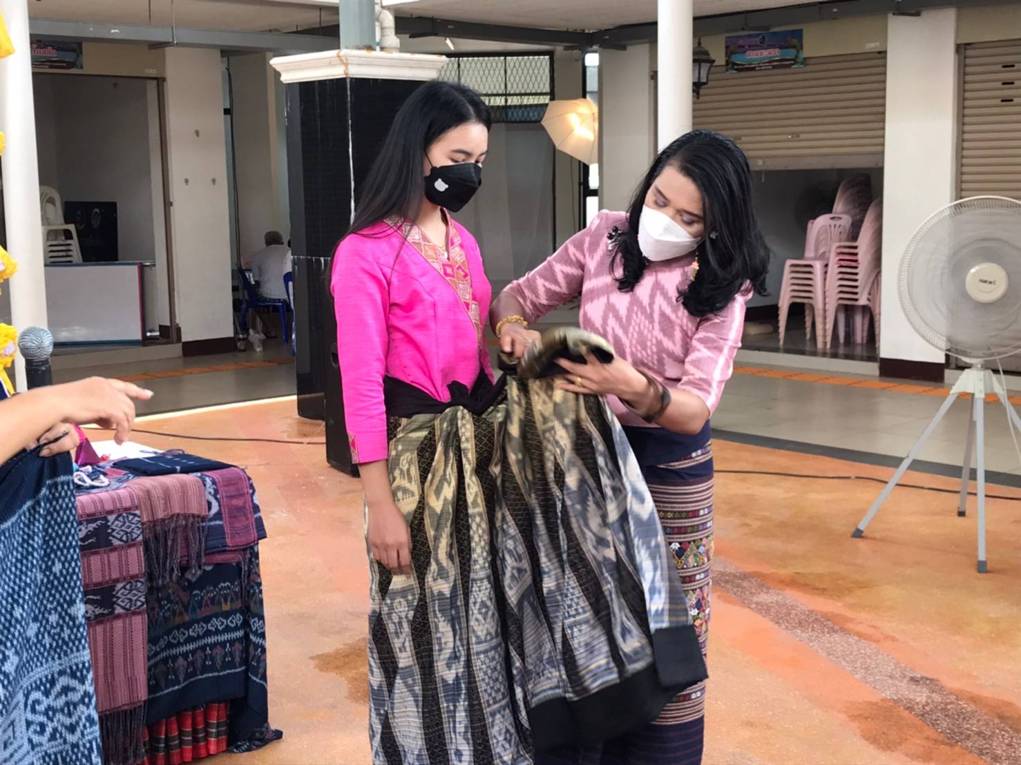 พช.หนองคายร่วมกับ คณะกรรมการพัฒนาสตรีจังหวัดหนองคาย ดำเนินโครงการสร้างภาพลักษณ์ สืบสานภูมิปัญญา “ผ้าไทย ใส่ให้สนุก” รุ่นที่ 3