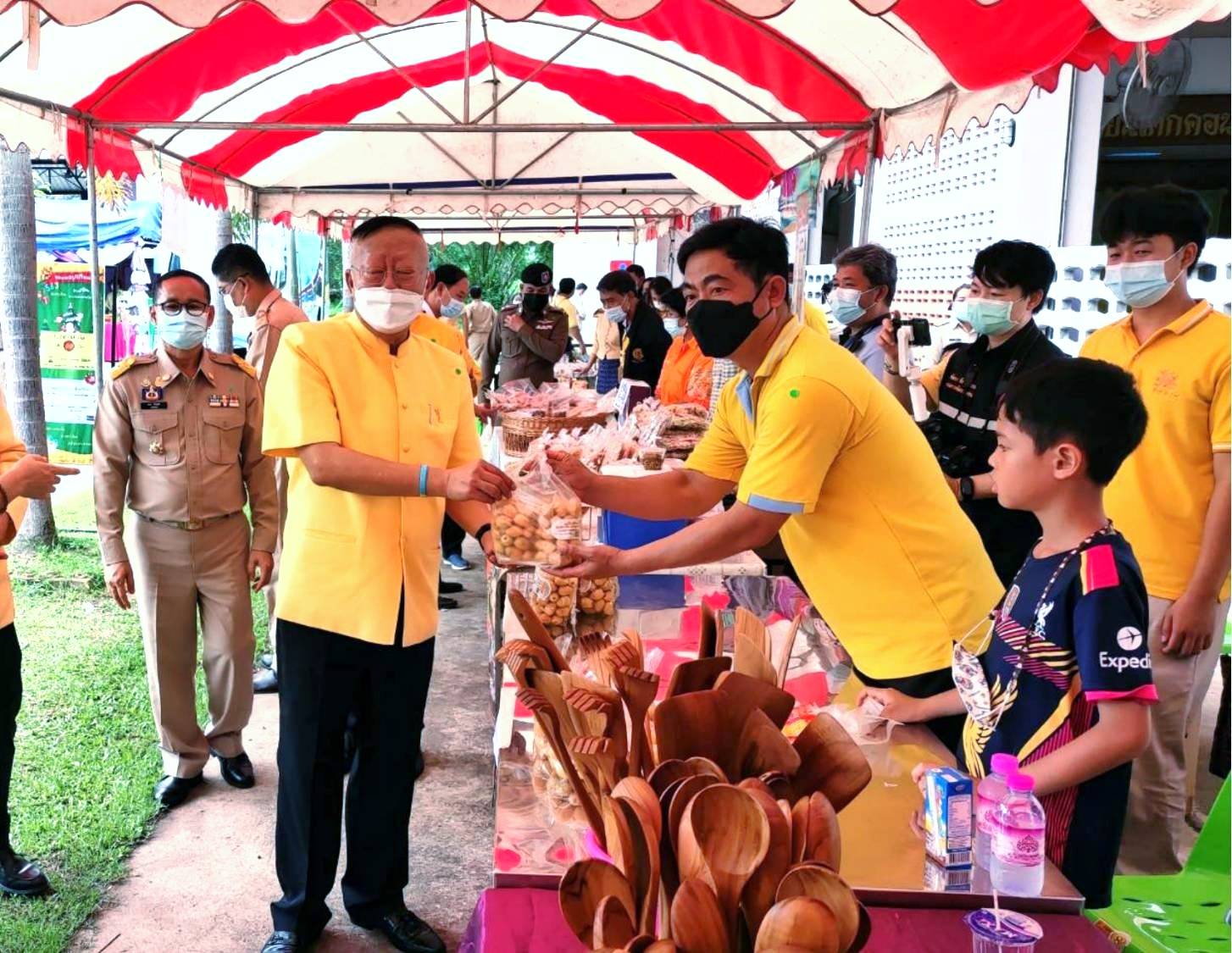 จังหวัดหนองคาย จัดกิจกรรมโครงการจังหวัดเคลื่อนที่ “หน่วยบำบัดทุกข์ บำรุงสุข สร้างรอยยิ้มให้ประชาชน” นำส่วนราชการออกให้บริการประชาชนในพื้นที่ โรงเรียนโคกคอนวิทยาคม อ.ท่าบ่อ จ.หนองคาย