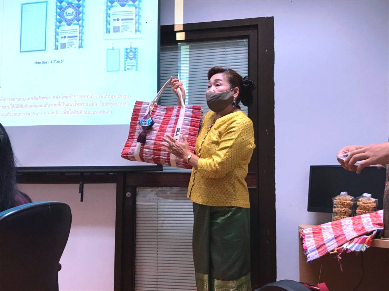 พช.หนองคาย ดำเนินโครงการพัฒนาผลิตภัณฑ์ OTOP โดยเครือข่ายองค์ความรู้ KBO จังหวัด กิจกรรมที่ 2 ออกแบบ พัฒนาผลิตภัณฑ์และบรรจุภัณฑ์