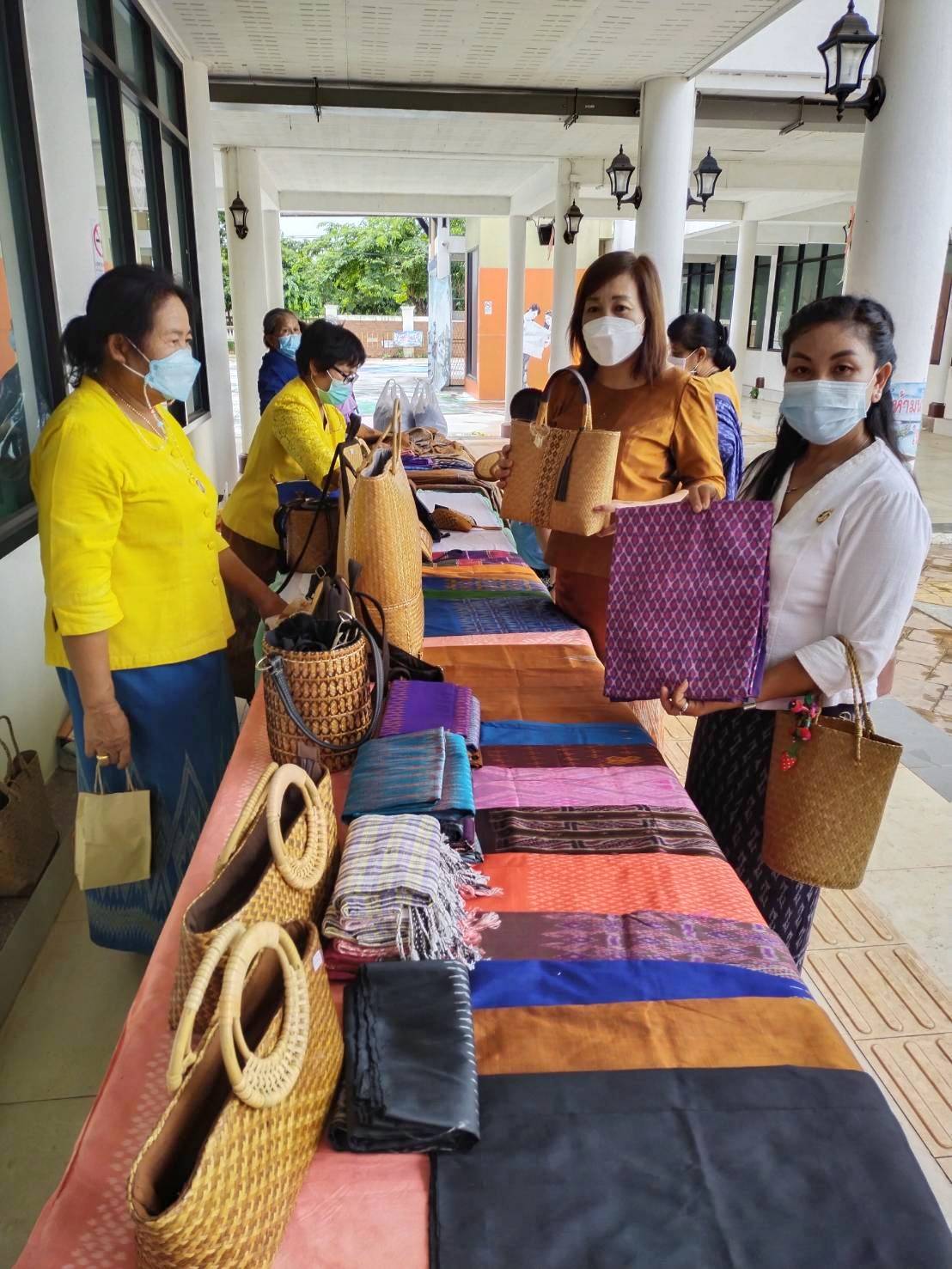 พช.หนองคายร่วมกับ คณะกรรมการพัฒนาสตรีจังหวัดหนองคาย ดำเนินโครงการสร้างภาพลักษณ์ สืบสานภูมิปัญญา “ผ้าไทย ใส่ให้สนุก” รุ่นที่ 2