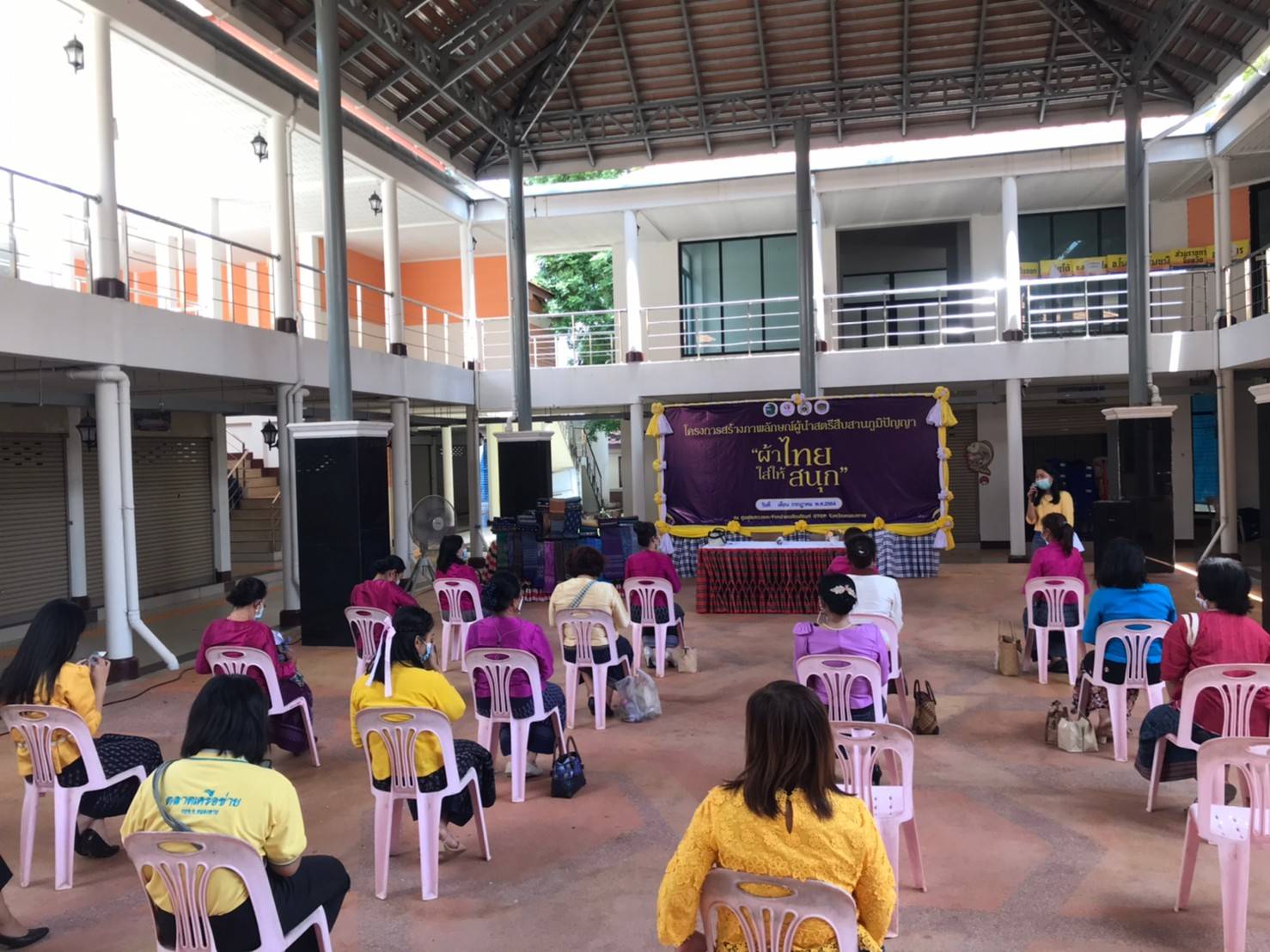 พช.หนองคายร่วมกับ คณะกรรมการพัฒนาสตรีจังหวัดหนองคาย ดำเนินโครงการสร้างภาพลักษณ์ สืบสานภูมิปัญญา “ผ้าไทย ใส่ให้สนุก”