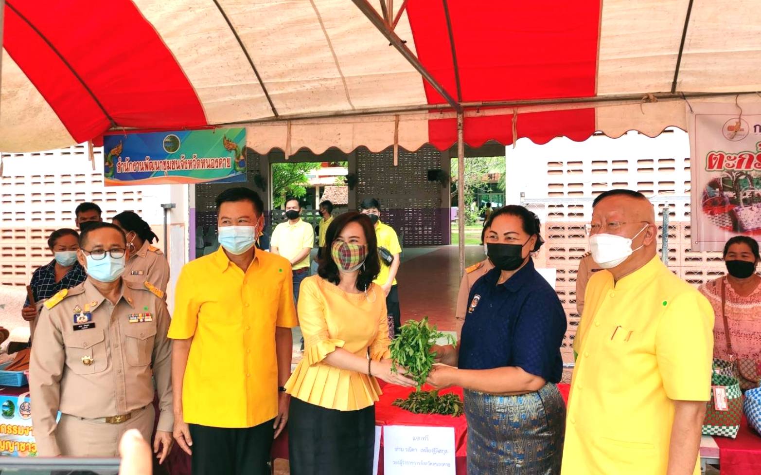 จังหวัดหนองคาย จัดกิจกรรมโครงการจังหวัดเคลื่อนที่ “หน่วยบำบัดทุกข์ บำรุงสุข สร้างรอยยิ้มให้ประชาชน” นำส่วนราชการออกให้บริการประชาชนในพื้นที่ โรงเรียนโคกคอนวิทยาคม อ.ท่าบ่อ จ.หนองคาย