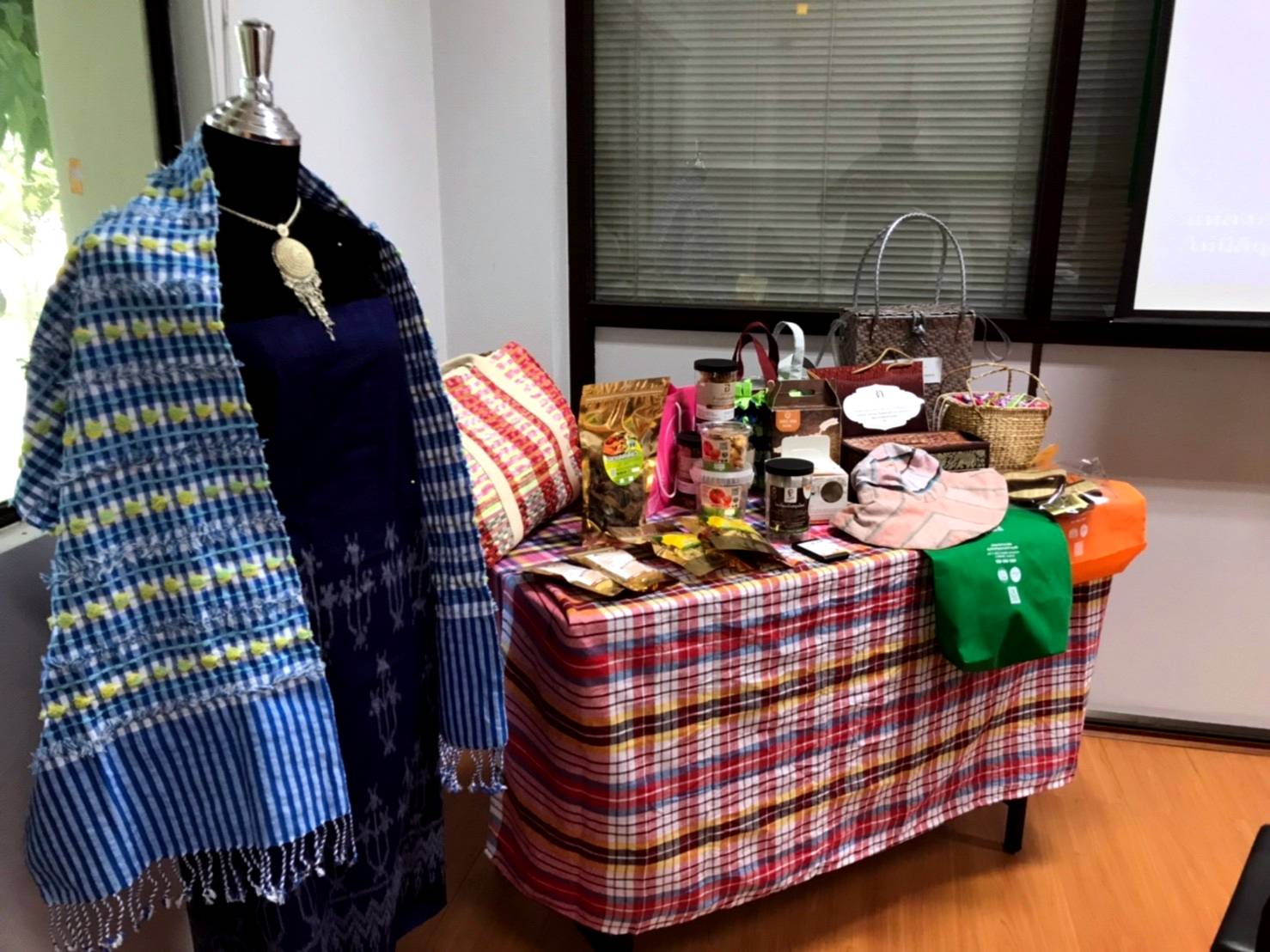 พช.หนองคาย ดำเนินโครงการพัฒนาผลิตภัณฑ์ OTOP โดยเครือข่ายองค์ความรู้ KBO จังหวัด กิจกรรมที่ 2 ออกแบบ พัฒนาผลิตภัณฑ์และบรรจุภัณฑ์