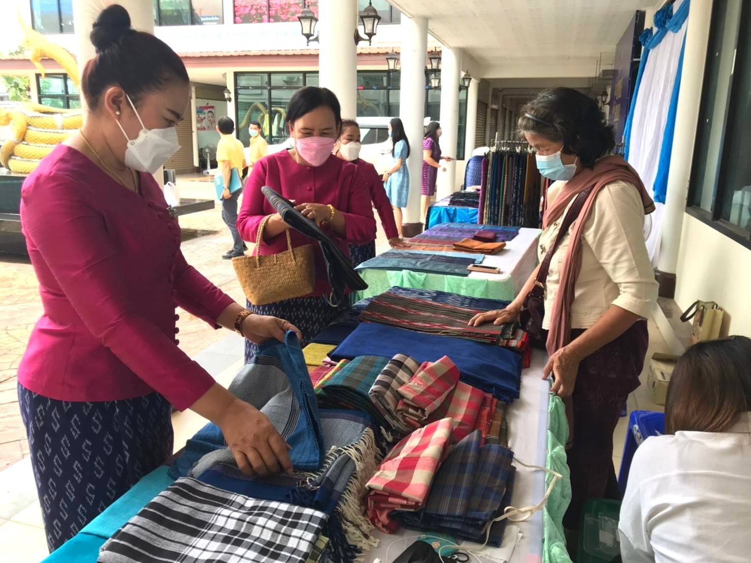 พช.หนองคายร่วมกับ คณะกรรมการพัฒนาสตรีจังหวัดหนองคาย ดำเนินโครงการสร้างภาพลักษณ์ สืบสานภูมิปัญญา “ผ้าไทย ใส่ให้สนุก” รุ่นที่ 3
