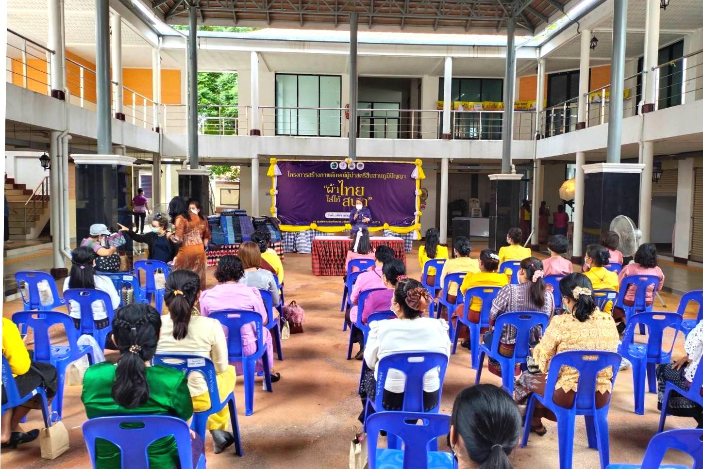 พช.หนองคายร่วมกับ คณะกรรมการพัฒนาสตรีจังหวัดหนองคาย ดำเนินโครงการสร้างภาพลักษณ์ สืบสานภูมิปัญญา “ผ้าไทย ใส่ให้สนุก” รุ่นที่ 2