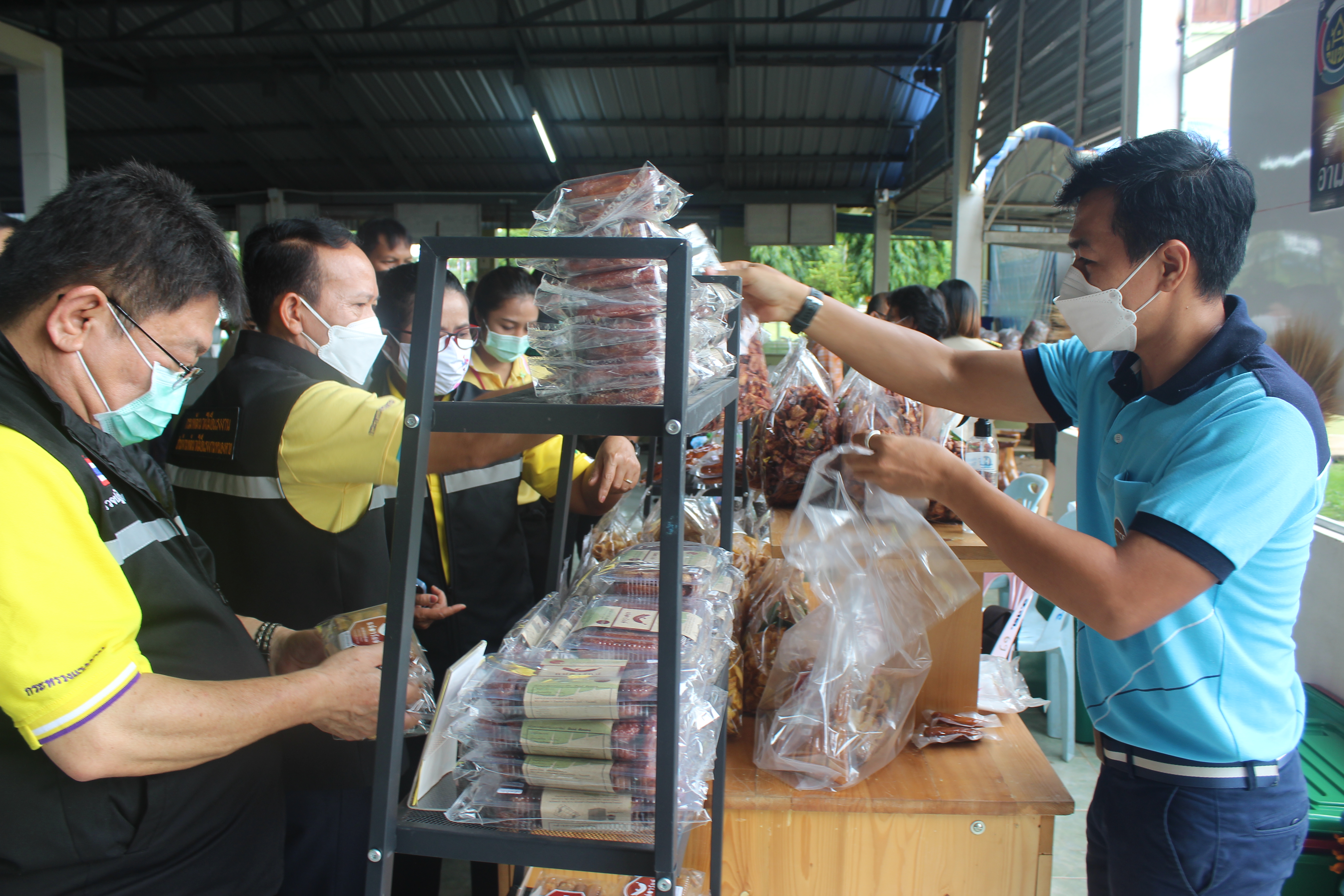 จังหวัดหนองคาย จัดกิจกรรมโครงการจังหวัดเคลื่อนที่ “หน่วยบำบัดทุกข์ บำรุงสุข สร้างรอยยิ้มให้ประชาชน” นำส่วนราชการออกให้บริการประชาชนในพื้นที่โรงเรียนอนุบาลสังคม ตำบลสังคม อำเภอสังคม​ จังหวัดหนองคาย