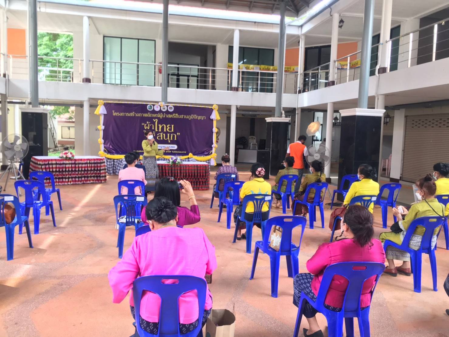 พช.หนองคายร่วมกับ คณะกรรมการพัฒนาสตรีจังหวัดหนองคาย ดำเนินโครงการสร้างภาพลักษณ์ สืบสานภูมิปัญญา “ผ้าไทย ใส่ให้สนุก” รุ่นที่ 3