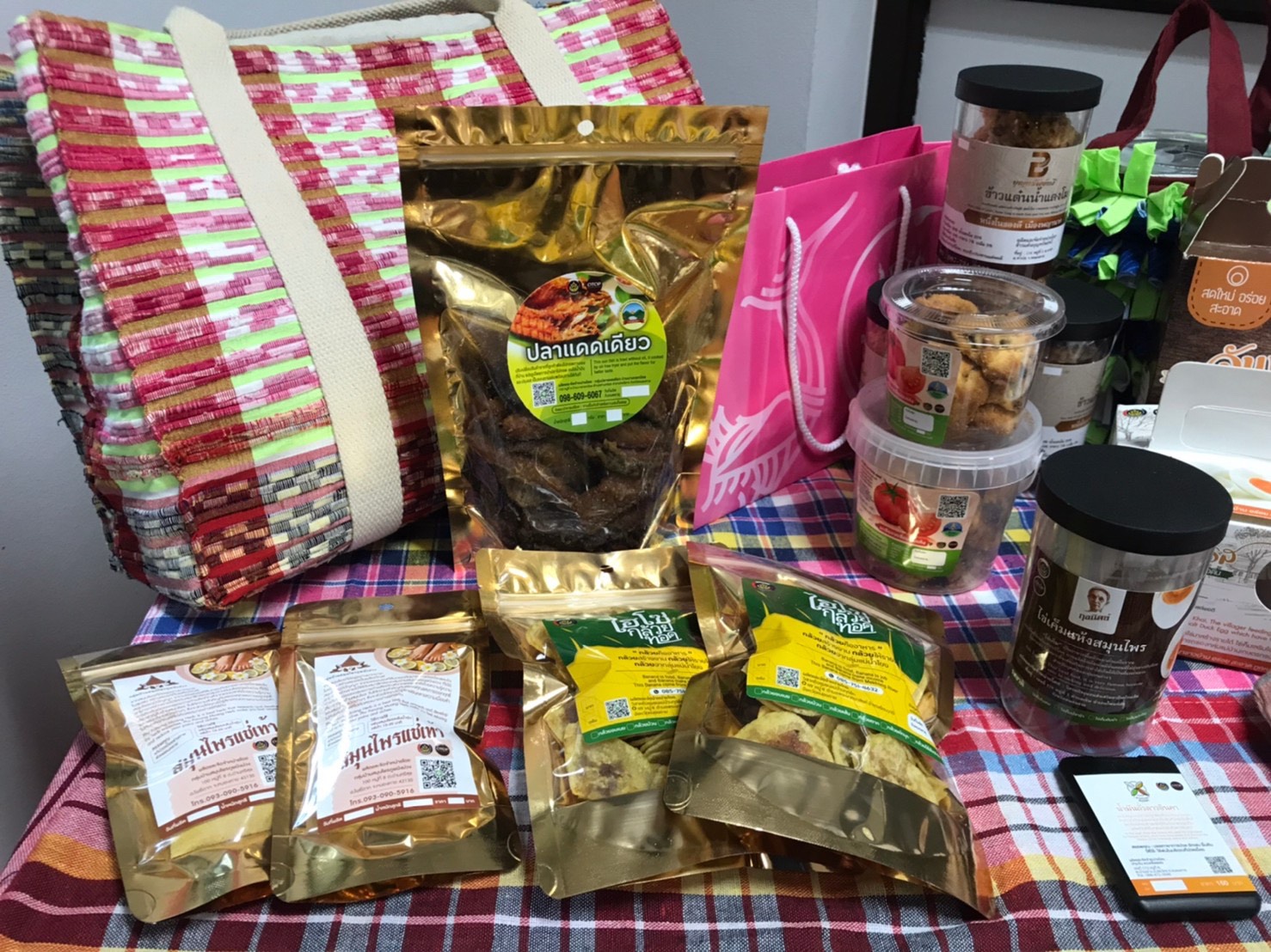 พช.หนองคาย ดำเนินโครงการพัฒนาผลิตภัณฑ์ OTOP โดยเครือข่ายองค์ความรู้ KBO จังหวัด กิจกรรมที่ 2 ออกแบบ พัฒนาผลิตภัณฑ์และบรรจุภัณฑ์