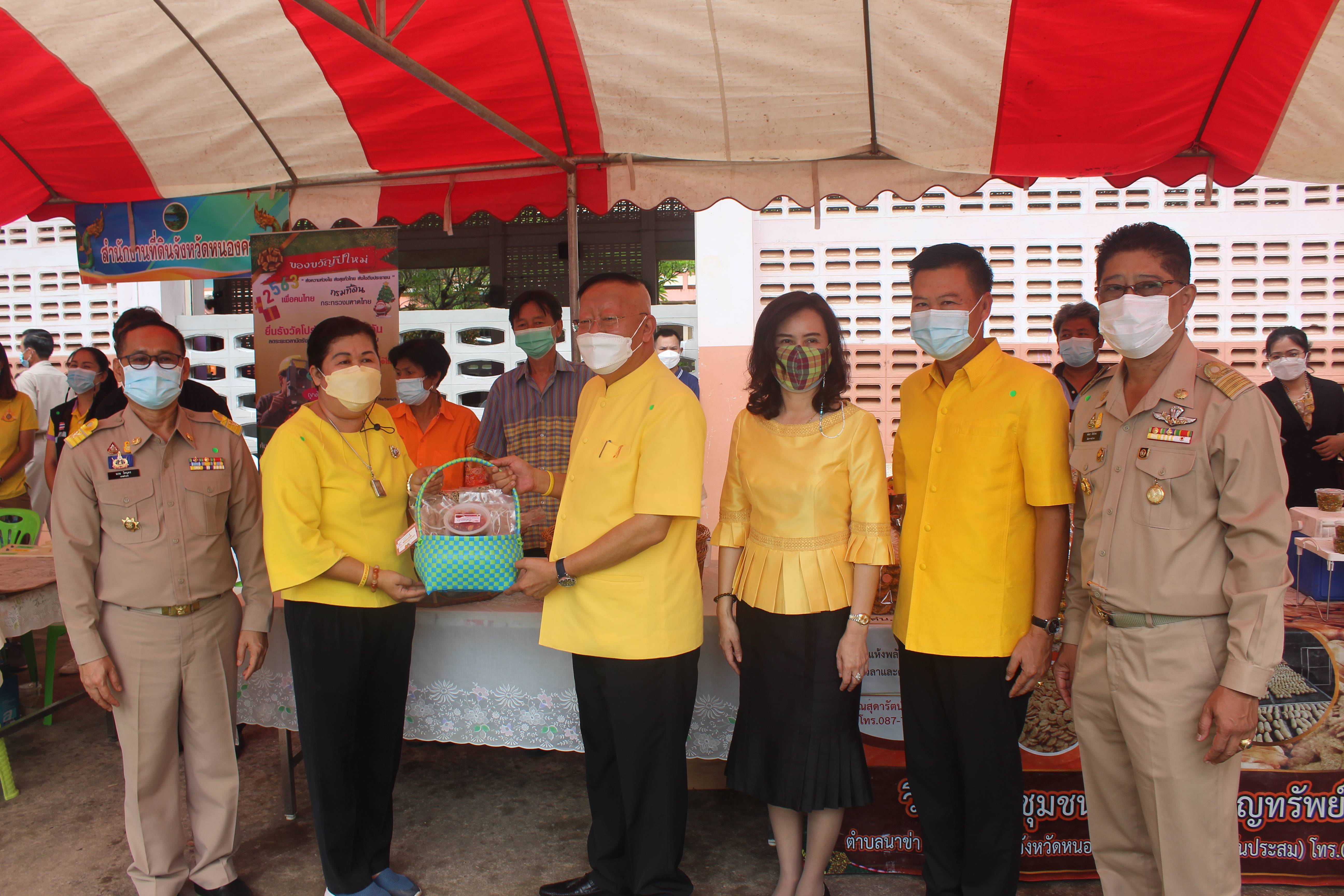 จังหวัดหนองคาย จัดกิจกรรมโครงการจังหวัดเคลื่อนที่ “หน่วยบำบัดทุกข์ บำรุงสุข สร้างรอยยิ้มให้ประชาชน” นำส่วนราชการออกให้บริการประชาชนในพื้นที่ โรงเรียนโคกคอนวิทยาคม อ.ท่าบ่อ จ.หนองคาย