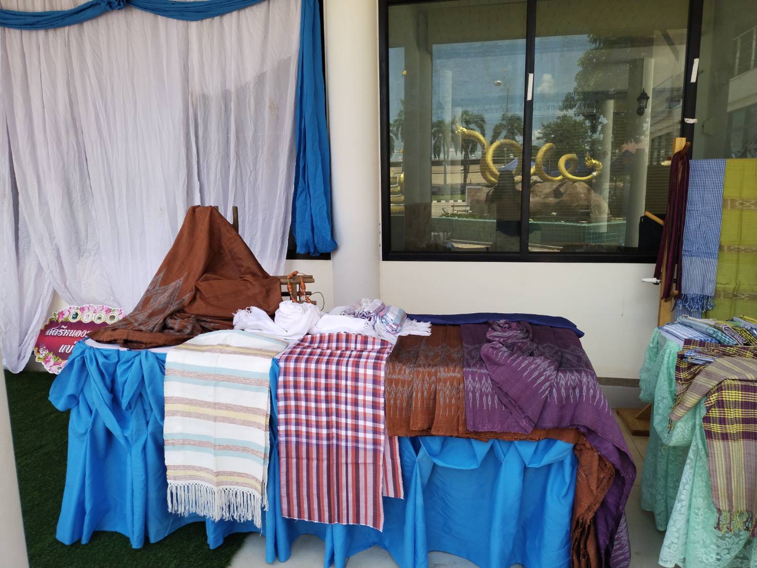 พช.หนองคายร่วมกับ คณะกรรมการพัฒนาสตรีจังหวัดหนองคาย ดำเนินโครงการสร้างภาพลักษณ์ สืบสานภูมิปัญญา “ผ้าไทย ใส่ให้สนุก”