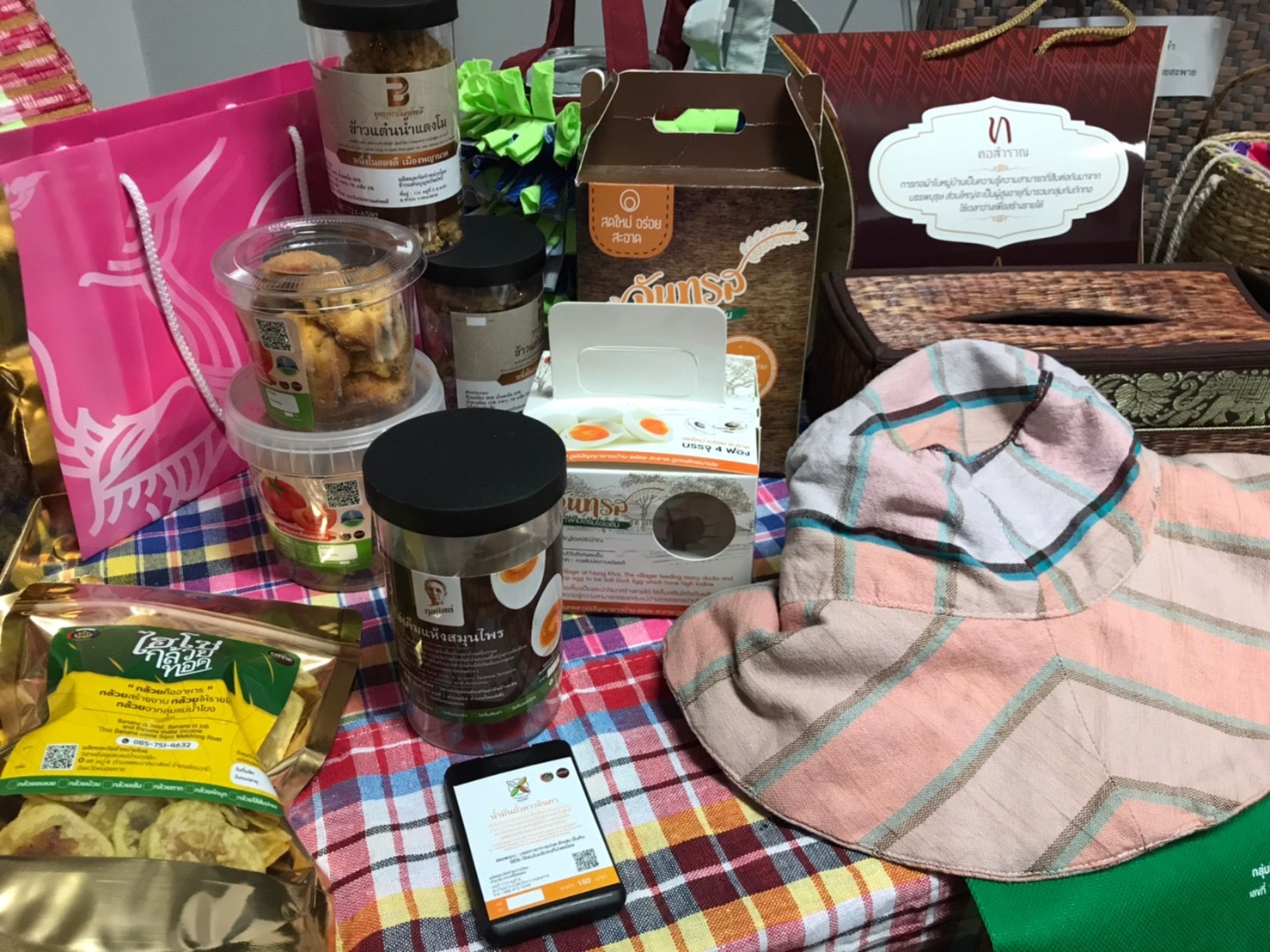 พช.หนองคาย ดำเนินโครงการพัฒนาผลิตภัณฑ์ OTOP โดยเครือข่ายองค์ความรู้ KBO จังหวัด กิจกรรมที่ 2 ออกแบบ พัฒนาผลิตภัณฑ์และบรรจุภัณฑ์