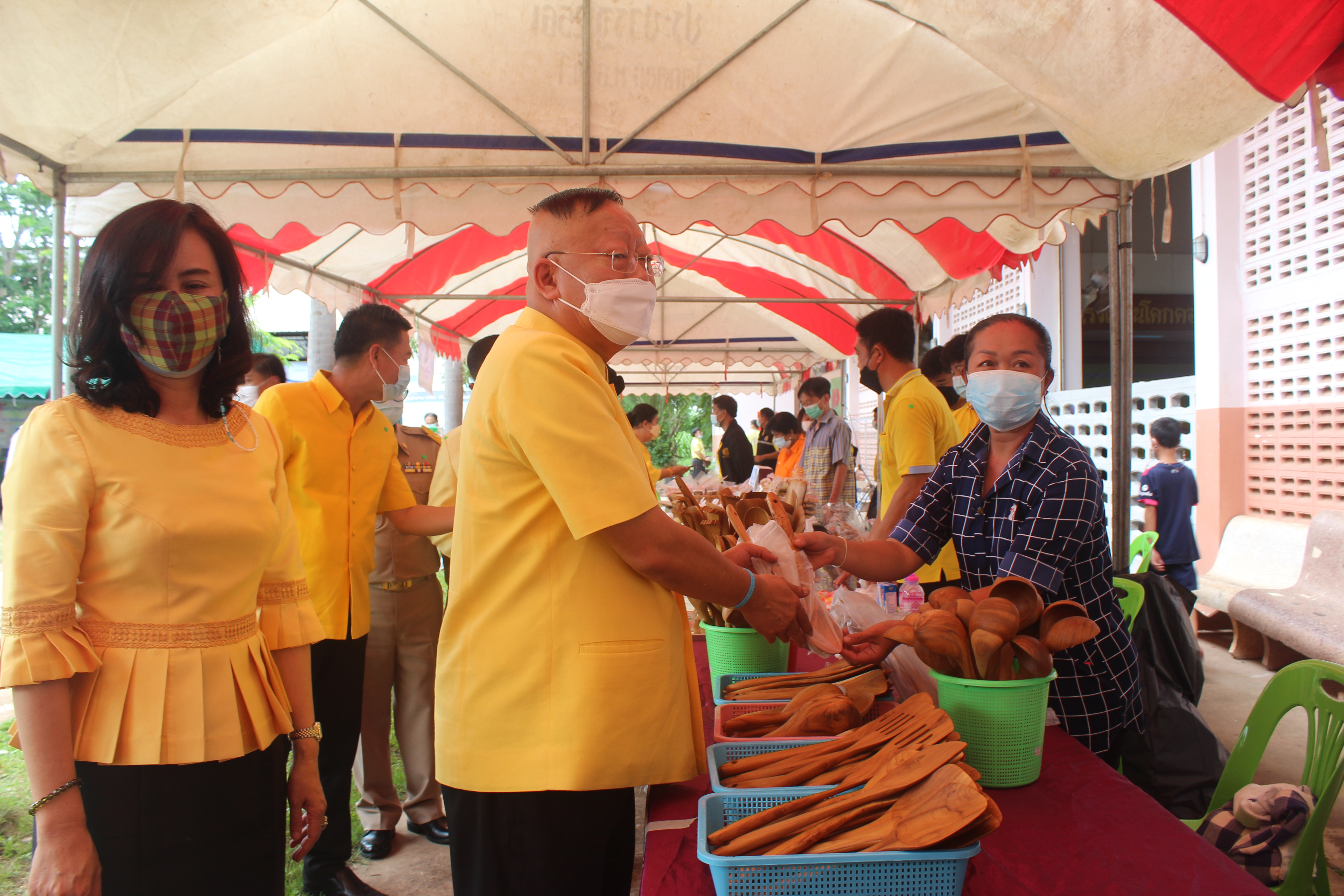 จังหวัดหนองคาย จัดกิจกรรมโครงการจังหวัดเคลื่อนที่ “หน่วยบำบัดทุกข์ บำรุงสุข สร้างรอยยิ้มให้ประชาชน” นำส่วนราชการออกให้บริการประชาชนในพื้นที่ โรงเรียนโคกคอนวิทยาคม อ.ท่าบ่อ จ.หนองคาย