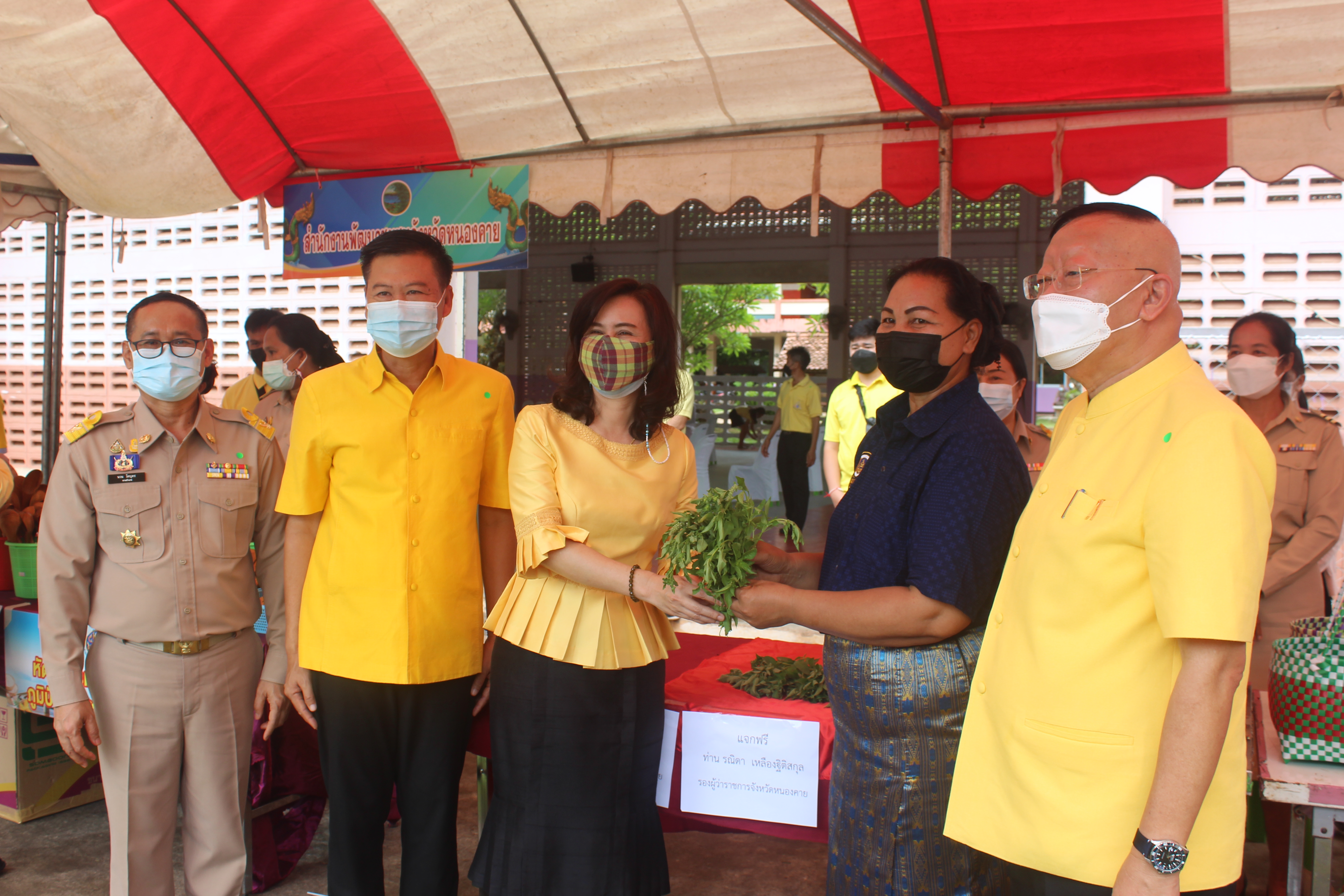 จังหวัดหนองคาย จัดกิจกรรมโครงการจังหวัดเคลื่อนที่ “หน่วยบำบัดทุกข์ บำรุงสุข สร้างรอยยิ้มให้ประชาชน” นำส่วนราชการออกให้บริการประชาชนในพื้นที่ โรงเรียนโคกคอนวิทยาคม อ.ท่าบ่อ จ.หนองคาย