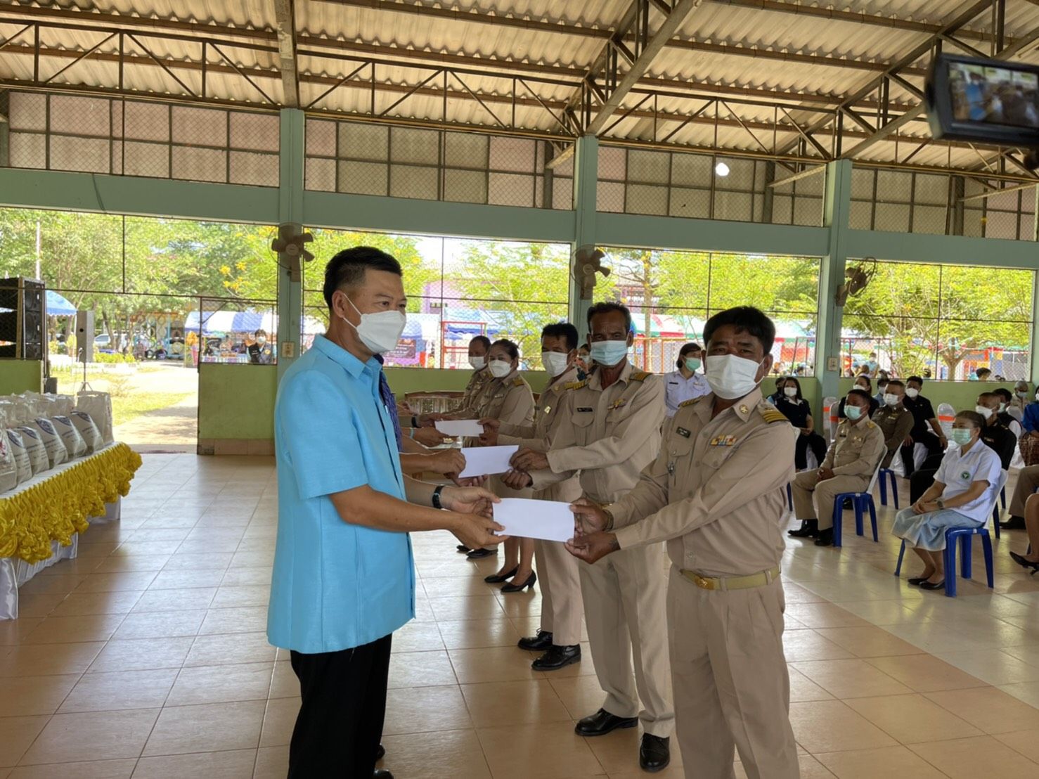 จังหวัดหนองคาย จัดกิจกรรมโครงการจังหวัดเคลื่อนที่ “หน่วยบำบัดทุกข์ บำรุงสุข สร้างรอยยิ้มให้ประชาชน” นำส่วนราชการออกให้บริการประชาชนในพื้นที่บริเวณโรงเรียนบ้านโพนสวรรค์ ตำบลสระใคร อำเภอสระใคร​ จังหวัดหนองคาย