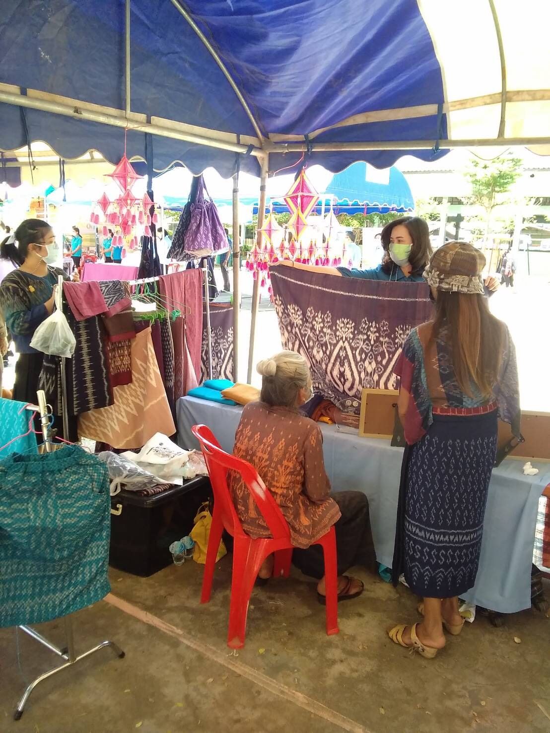 จังหวัดหนองคาย จัดกิจกรรมโครงการจังหวัดเคลื่อนที่ “หน่วยบำบัดทุกข์ บำรุงสุข สร้างรอยยิ้มให้ประชาชน” นำส่วนราชการออกให้บริการประชาชนในพื้นที่บริเวณโรงเรียนบ้านโพนสวรรค์ ตำบลสระใคร อำเภอสระใคร​ จังหวัดหนองคาย