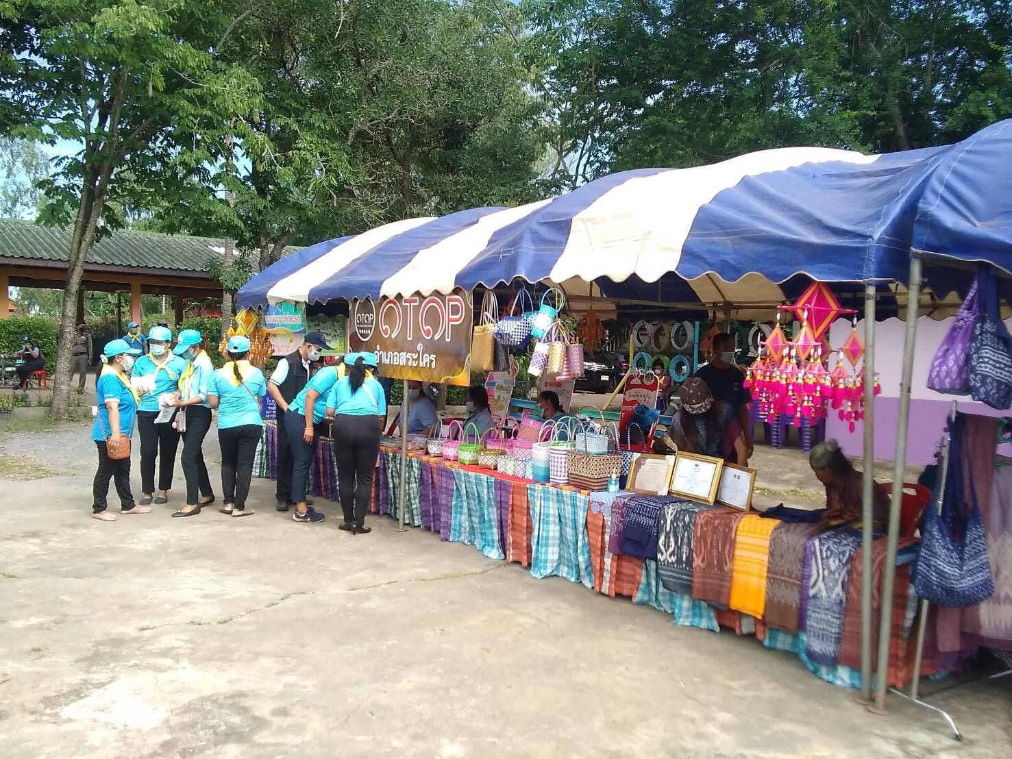 จังหวัดหนองคาย จัดกิจกรรมโครงการจังหวัดเคลื่อนที่ “หน่วยบำบัดทุกข์ บำรุงสุข สร้างรอยยิ้มให้ประชาชน” นำส่วนราชการออกให้บริการประชาชนในพื้นที่บริเวณโรงเรียนบ้านโพนสวรรค์ ตำบลสระใคร อำเภอสระใคร​ จังหวัดหนองคาย