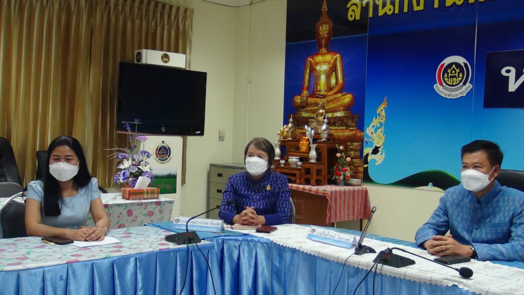 พช.หนองคาย ร่วมรับชมพิธีมอบแบบผ้าบาติกลายพระราชทาน สมเด็จพระเจ้าลูกเธอ เจ้าฟ้าสิริวัณณวรี นารีรัตนราชกัญญา ชื่อลายผ้า “ลายปาเต๊ะร่วมใจเทิดไท้เจ้าหญิง” – “ลายท้องทะเลไทย” และ “ลายป่าแดนใต้” ผ่านระบบประชุมออนไลน์ ด้วยโปรแกรม ZOOM meeting