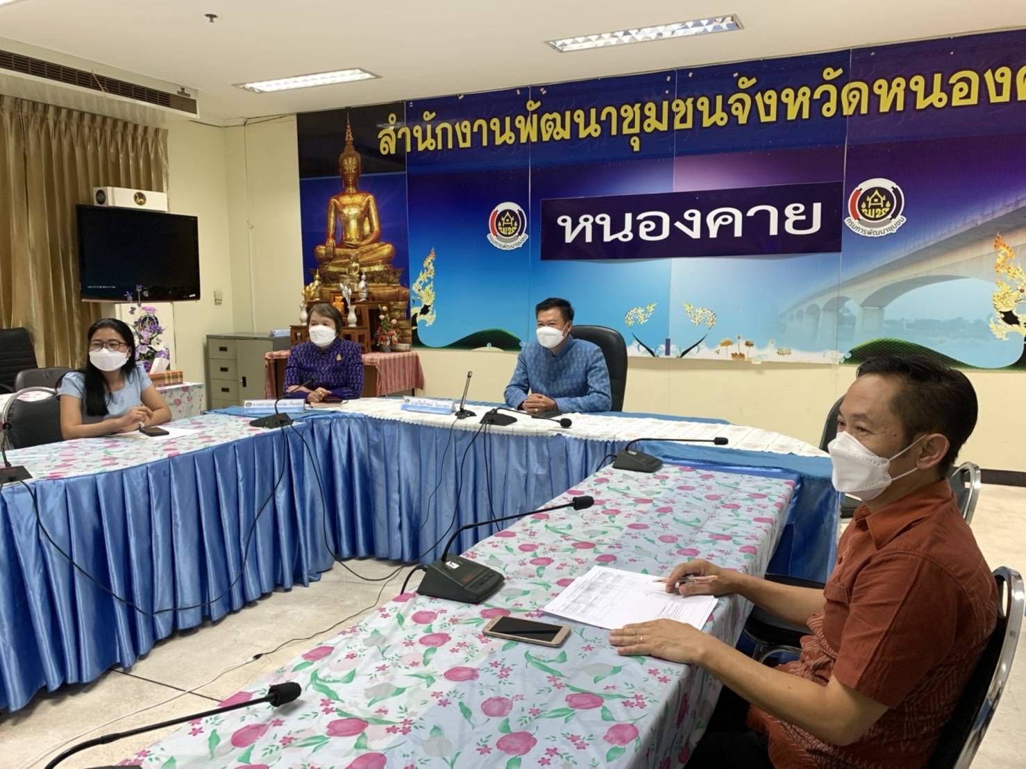 พช.หนองคาย ร่วมรับชมพิธีมอบแบบผ้าบาติกลายพระราชทาน สมเด็จพระเจ้าลูกเธอ เจ้าฟ้าสิริวัณณวรี นารีรัตนราชกัญญา ชื่อลายผ้า “ลายปาเต๊ะร่วมใจเทิดไท้เจ้าหญิง” – “ลายท้องทะเลไทย” และ “ลายป่าแดนใต้” ผ่านระบบประชุมออนไลน์ ด้วยโปรแกรม ZOOM meeting