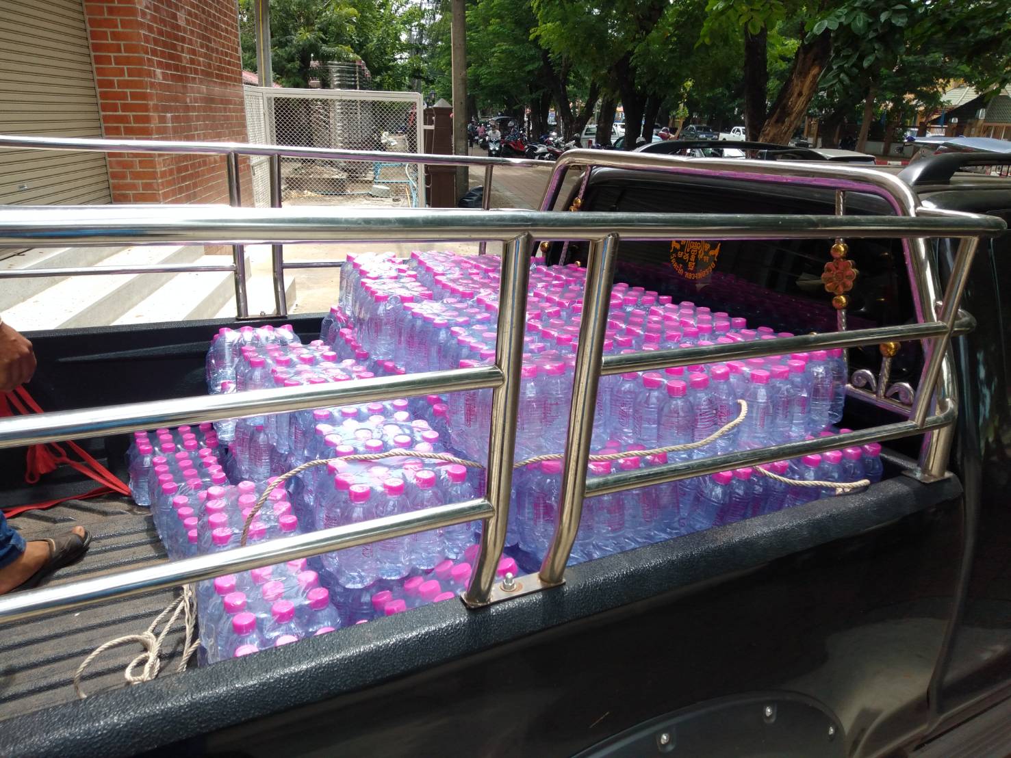 จังหวัดหนองคาย รับมอบน้ำดื่มสนับสนุนสายธารน้ำใจ สู้ภัยCovid-19 เพื่อส่งต่อให้กับเจ้าหน้าที่ผู้ปฎิบัติงาน และผู้เข้ารับการฉีดวัคซีน