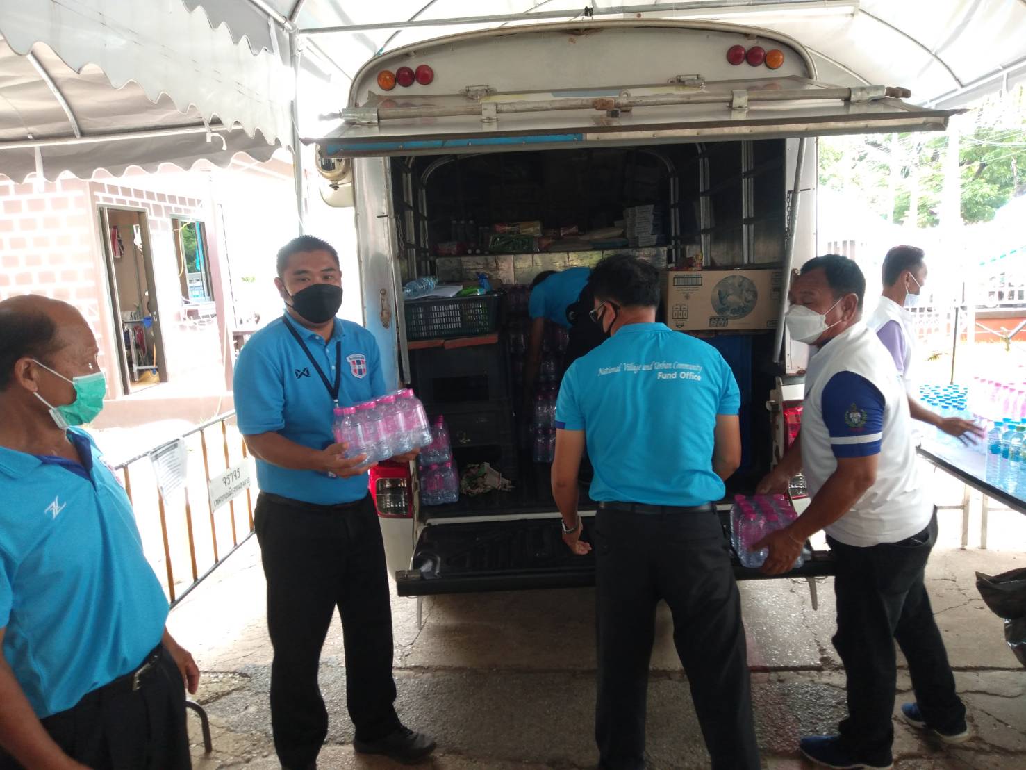 จังหวัดหนองคาย รับมอบน้ำดื่มสนับสนุนสายธารน้ำใจ สู้ภัยCovid-19 เพื่อส่งต่อให้กับเจ้าหน้าที่ผู้ปฎิบัติงาน และผู้เข้ารับการฉีดวัคซีน