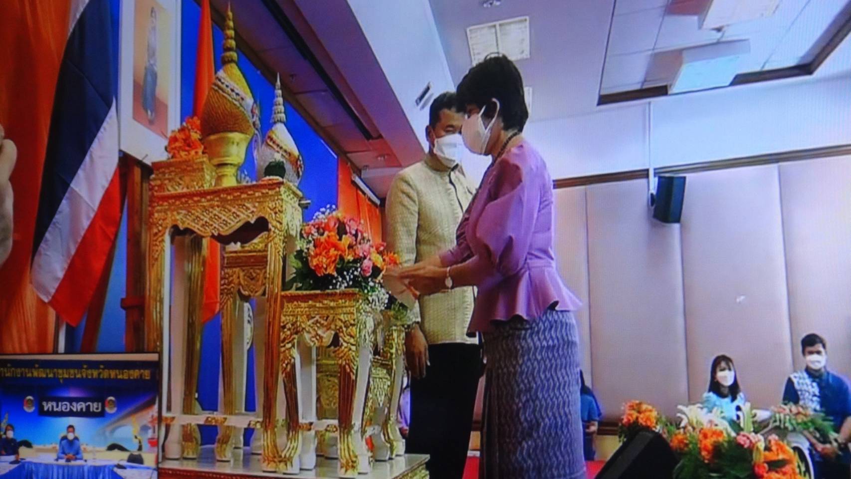 พช.หนองคาย ร่วมรับชมพิธีมอบแบบผ้าบาติกลายพระราชทาน สมเด็จพระเจ้าลูกเธอ เจ้าฟ้าสิริวัณณวรี นารีรัตนราชกัญญา ชื่อลายผ้า “ลายปาเต๊ะร่วมใจเทิดไท้เจ้าหญิง” – “ลายท้องทะเลไทย” และ “ลายป่าแดนใต้” ผ่านระบบประชุมออนไลน์ ด้วยโปรแกรม ZOOM meeting