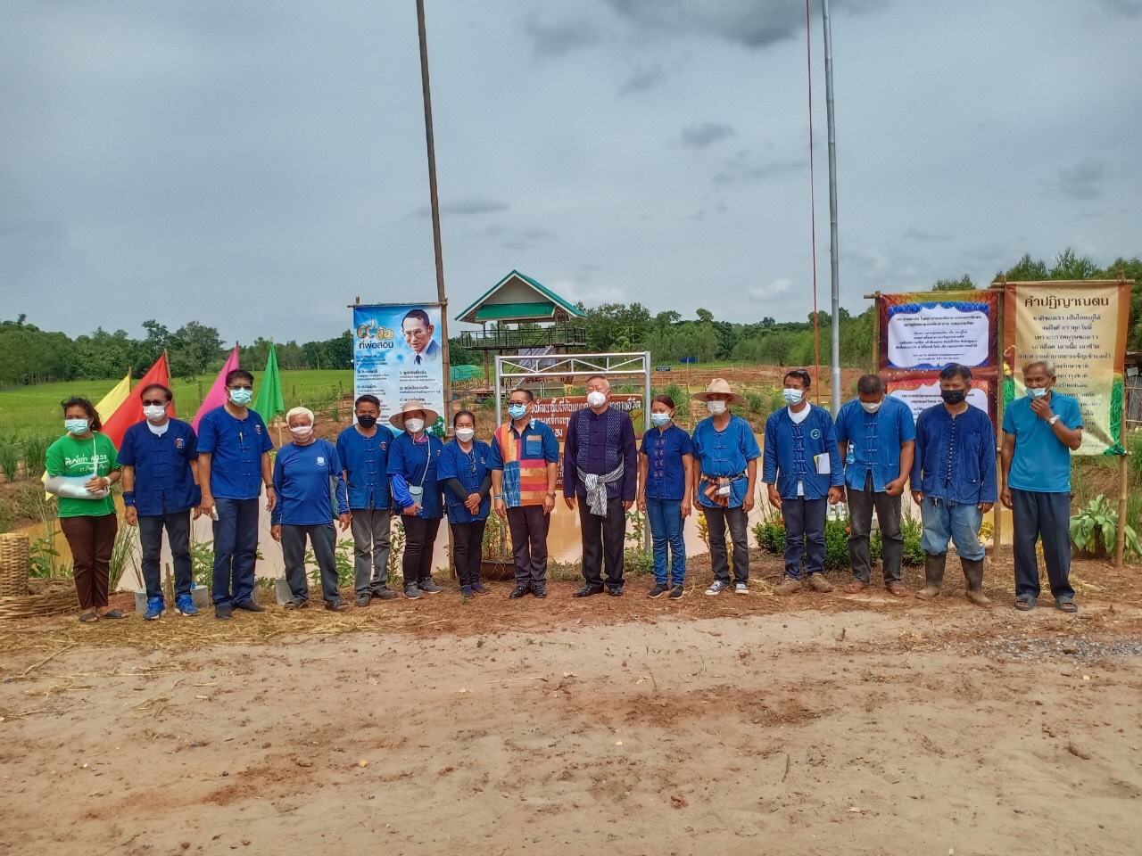 ผู้ว่าราชการจังหวัดหนองคาย (นายประเสริฐ ลือชาธนานนท์) ลงพื้นที่สนับสนุน ติดตาม ความก้าวหน้าการดำเนินโครงการพัฒนาพื้นที่ต้นแบบ การพัฒนาคุณภาพชีวิตตามหลักทฤษฎีใหม่ประยุกต์สู่  “โคก หนอง นา โมเดล” กิจกรรม สร้างพื้นที่เรียนรู้ชุมชนต้นแบบการพัฒนาคุณภาพชีวิต (Household Lab Model for quality of life : HLM) ระดับครัวเรือน ณ ตำบลโคกคอน  อำเภอท่าบ่อ จังหวัดหนองคาย