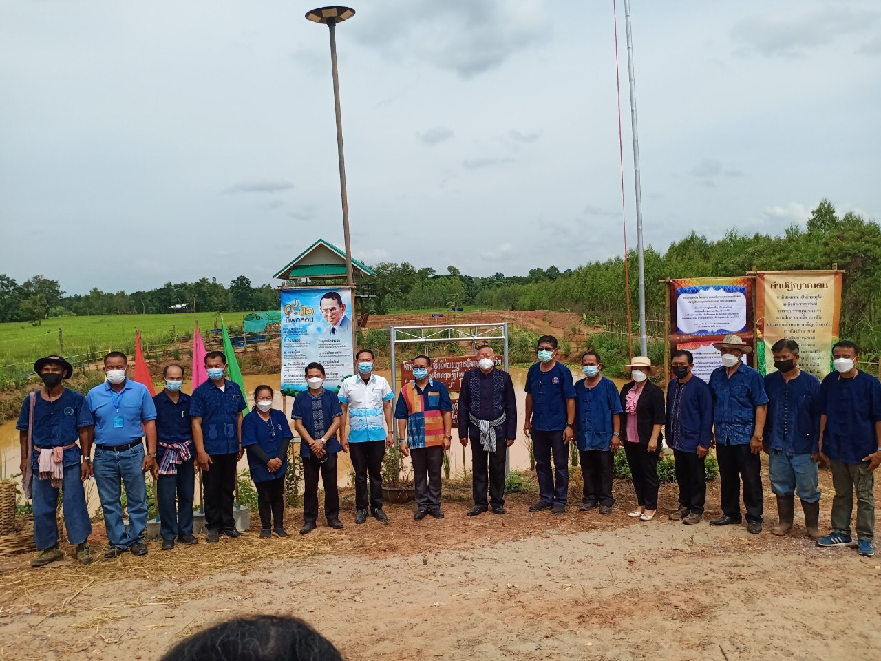 ผู้ว่าราชการจังหวัดหนองคาย (นายประเสริฐ ลือชาธนานนท์) ลงพื้นที่สนับสนุน ติดตาม ความก้าวหน้าการดำเนินโครงการพัฒนาพื้นที่ต้นแบบ การพัฒนาคุณภาพชีวิตตามหลักทฤษฎีใหม่ประยุกต์สู่  “โคก หนอง นา โมเดล” กิจกรรม สร้างพื้นที่เรียนรู้ชุมชนต้นแบบการพัฒนาคุณภาพชีวิต (Household Lab Model for quality of life : HLM) ระดับครัวเรือน ณ ตำบลโคกคอน  อำเภอท่าบ่อ จังหวัดหนองคาย