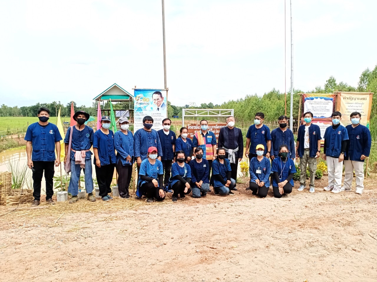 ผู้ว่าราชการจังหวัดหนองคาย (นายประเสริฐ ลือชาธนานนท์) ลงพื้นที่สนับสนุน ติดตาม ความก้าวหน้าการดำเนินโครงการพัฒนาพื้นที่ต้นแบบ การพัฒนาคุณภาพชีวิตตามหลักทฤษฎีใหม่ประยุกต์สู่  “โคก หนอง นา โมเดล” กิจกรรม สร้างพื้นที่เรียนรู้ชุมชนต้นแบบการพัฒนาคุณภาพชีวิต (Household Lab Model for quality of life : HLM) ระดับครัวเรือน ณ ตำบลโคกคอน  อำเภอท่าบ่อ จังหวัดหนองคาย