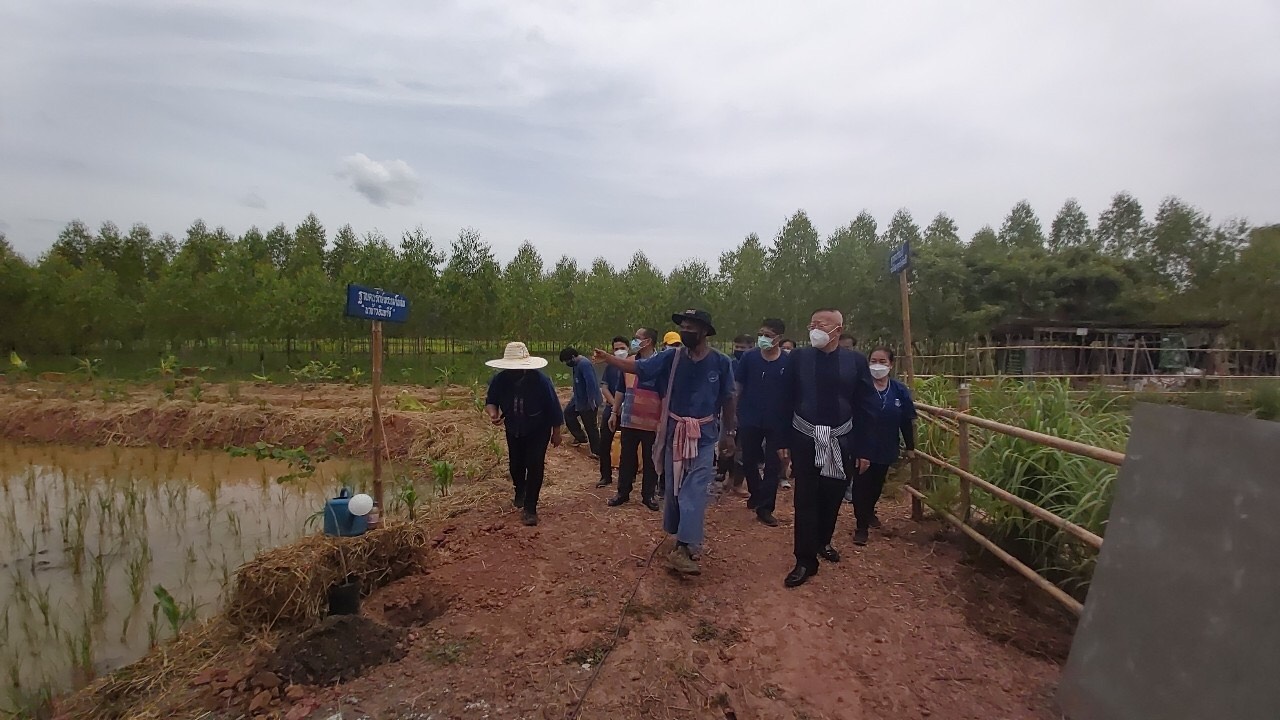 ผู้ว่าราชการจังหวัดหนองคาย (นายประเสริฐ ลือชาธนานนท์) ลงพื้นที่สนับสนุน ติดตาม ความก้าวหน้าการดำเนินโครงการพัฒนาพื้นที่ต้นแบบ การพัฒนาคุณภาพชีวิตตามหลักทฤษฎีใหม่ประยุกต์สู่  “โคก หนอง นา โมเดล” กิจกรรม สร้างพื้นที่เรียนรู้ชุมชนต้นแบบการพัฒนาคุณภาพชีวิต (Household Lab Model for quality of life : HLM) ระดับครัวเรือน ณ ตำบลโคกคอน  อำเภอท่าบ่อ จังหวัดหนองคาย