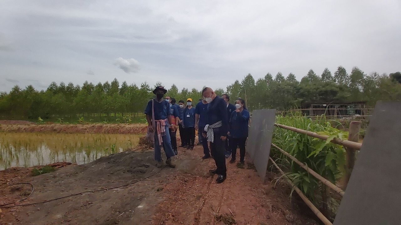 ผู้ว่าราชการจังหวัดหนองคาย (นายประเสริฐ ลือชาธนานนท์) ลงพื้นที่สนับสนุน ติดตาม ความก้าวหน้าการดำเนินโครงการพัฒนาพื้นที่ต้นแบบ การพัฒนาคุณภาพชีวิตตามหลักทฤษฎีใหม่ประยุกต์สู่  “โคก หนอง นา โมเดล” กิจกรรม สร้างพื้นที่เรียนรู้ชุมชนต้นแบบการพัฒนาคุณภาพชีวิต (Household Lab Model for quality of life : HLM) ระดับครัวเรือน ณ ตำบลโคกคอน  อำเภอท่าบ่อ จังหวัดหนองคาย