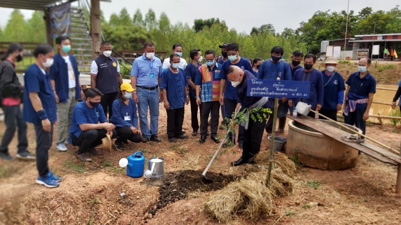 ผู้ว่าราชการจังหวัดหนองคาย (นายประเสริฐ ลือชาธนานนท์) ลงพื้นที่สนับสนุน ติดตาม ความก้าวหน้าการดำเนินโครงการพัฒนาพื้นที่ต้นแบบ การพัฒนาคุณภาพชีวิตตามหลักทฤษฎีใหม่ประยุกต์สู่  “โคก หนอง นา โมเดล” กิจกรรม สร้างพื้นที่เรียนรู้ชุมชนต้นแบบการพัฒนาคุณภาพชีวิต (Household Lab Model for quality of life : HLM) ระดับครัวเรือน ณ ตำบลโคกคอน  อำเภอท่าบ่อ จังหวัดหนองคาย
