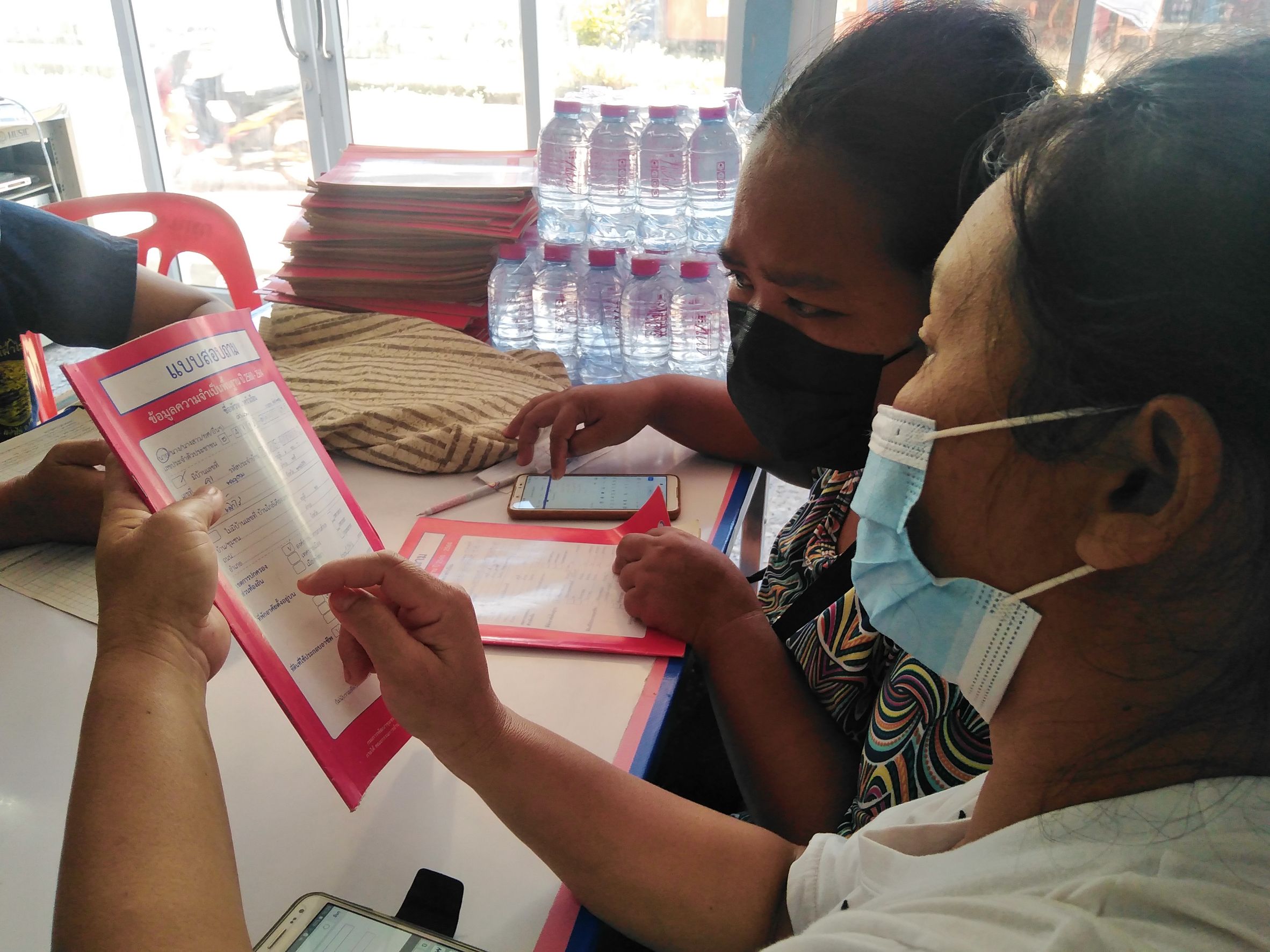 พช.หนองคาย ติดตามการดำเนินงานบริหารการจัดเก็บ และบันทึกข้อมูลความจำเป็นพื้นฐาน (จปฐ.) ระดับอำเภอ ประจำปี 2564 ณ บ้านเหล่าเจริญ หมู่ที่ 3 ตำบลนาดี อำเภอเฝ้าไร่